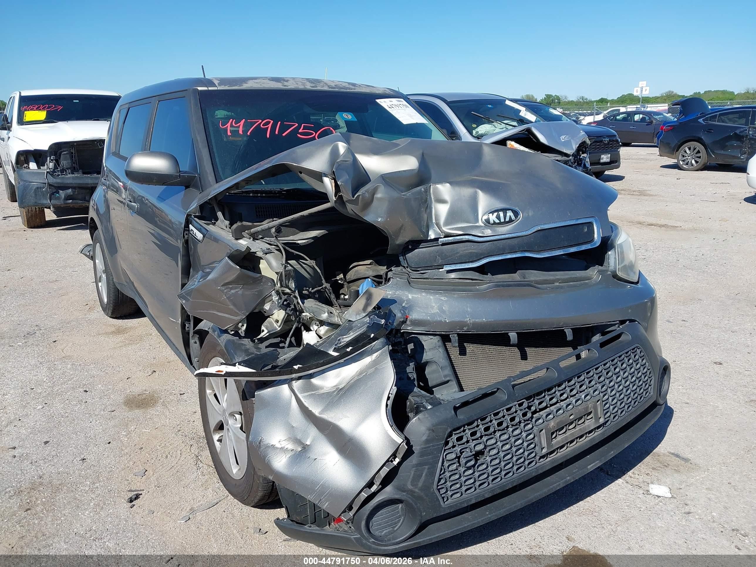 2016 Kia Soul, VIN KNDJN2A27G7395393 — Front end