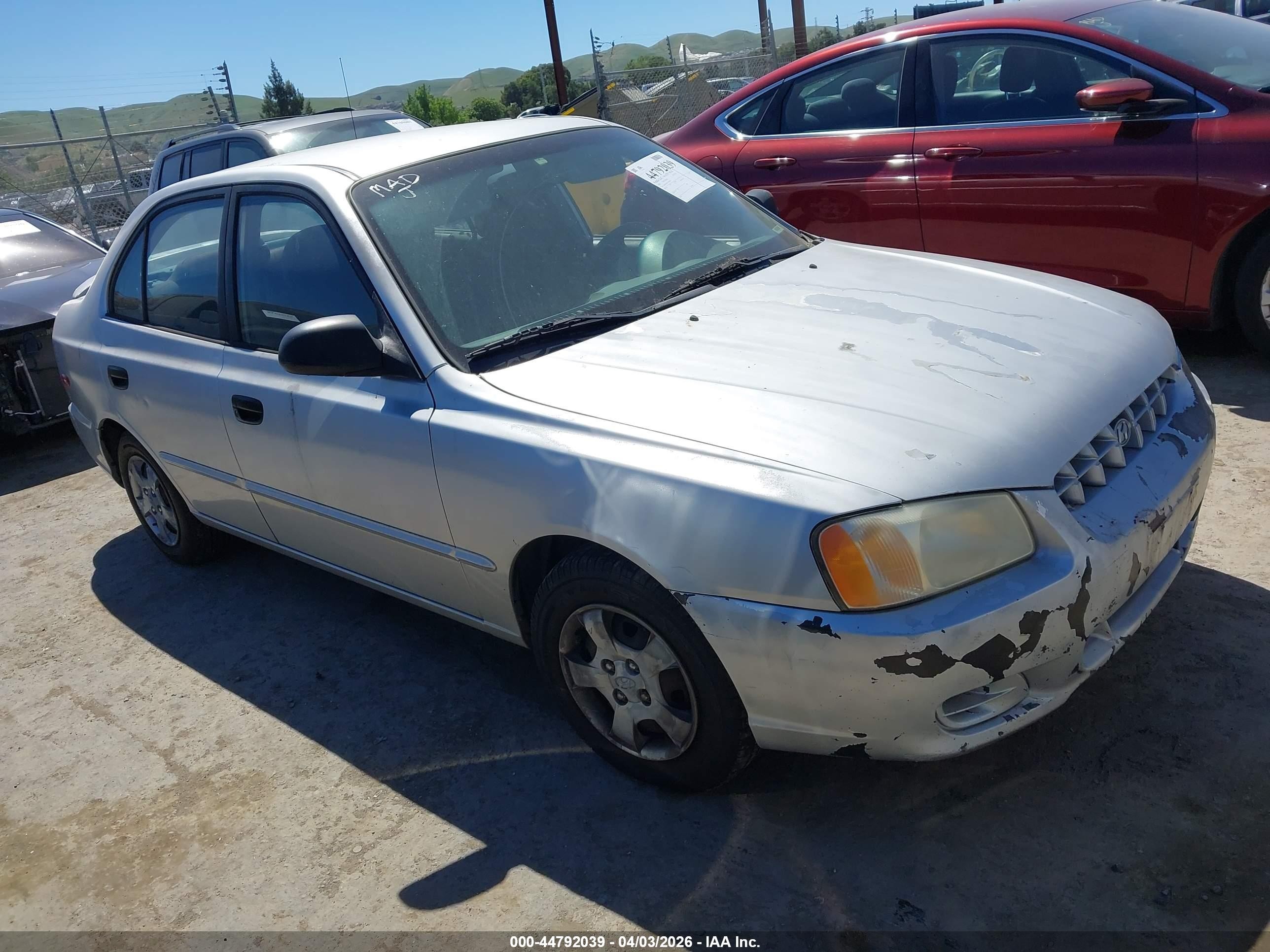 2001 Hyundai Accent GL, VIN KMHCG45C11U238304 — Перед