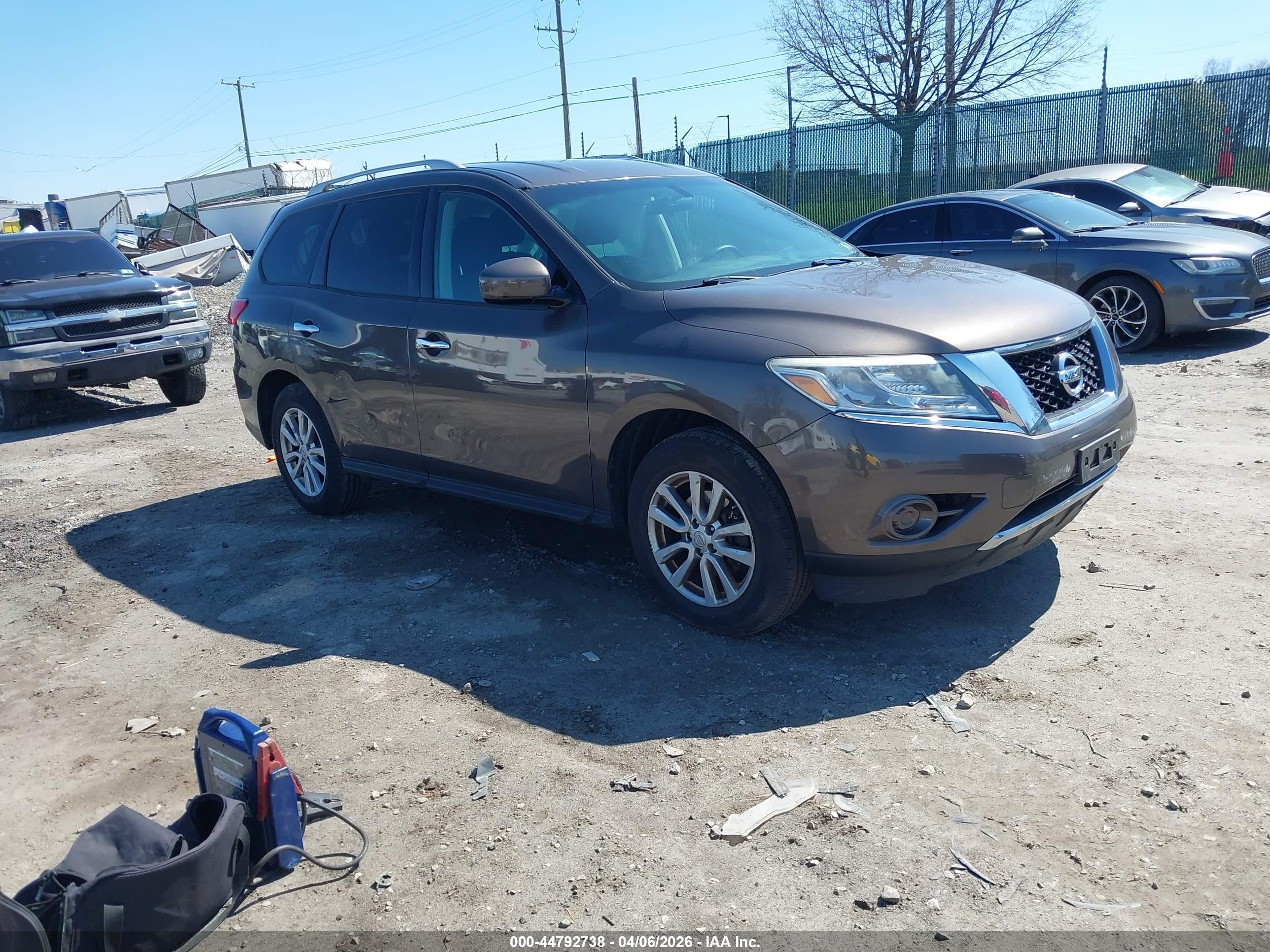 2016 Nissan Pathfinder SL, VIN 5N1AR2MM4GC624455 — Зад
