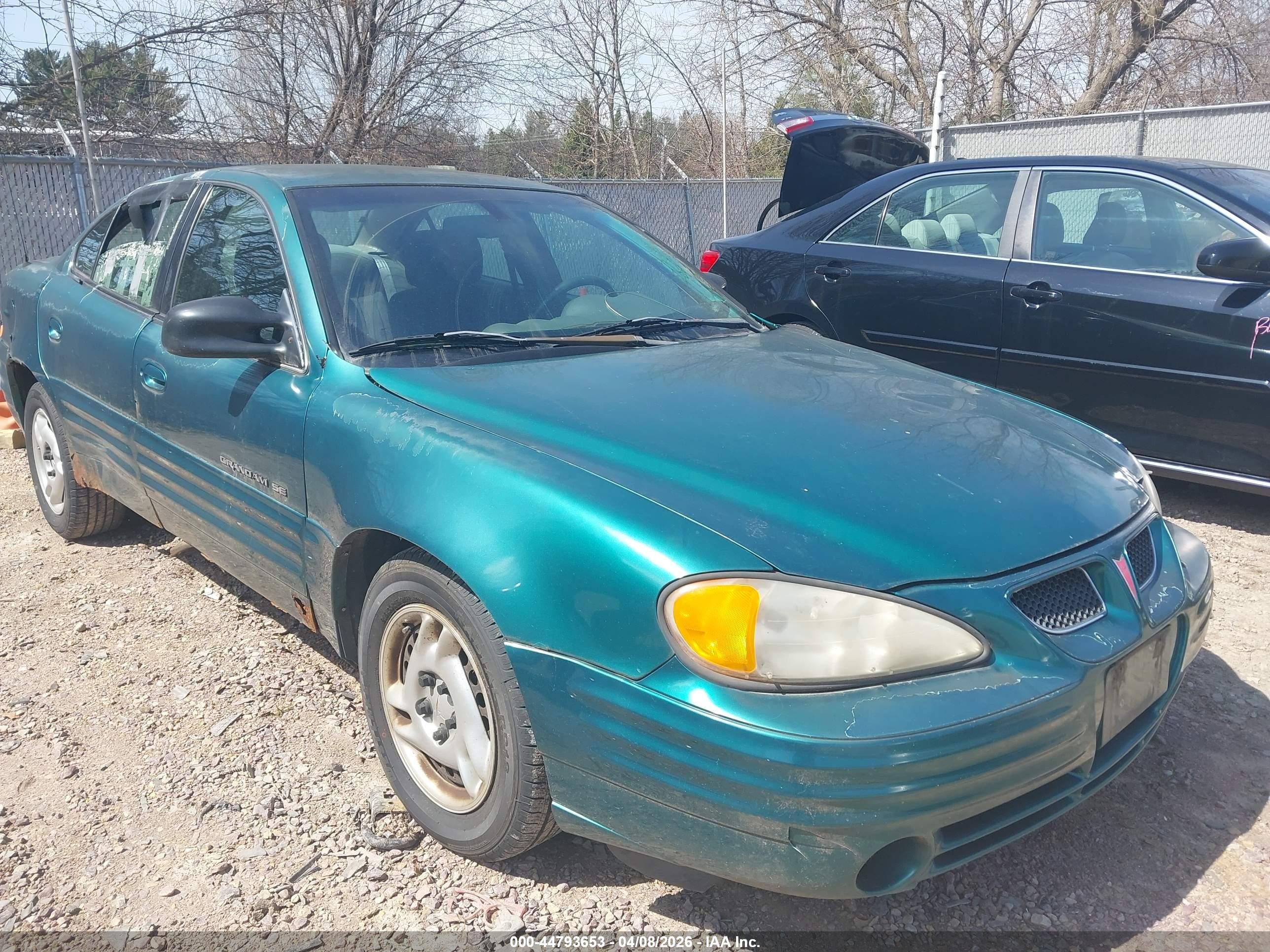 1999 Pontiac Grand Am SE1, VIN 1G2NE52E7XC552301 — Side