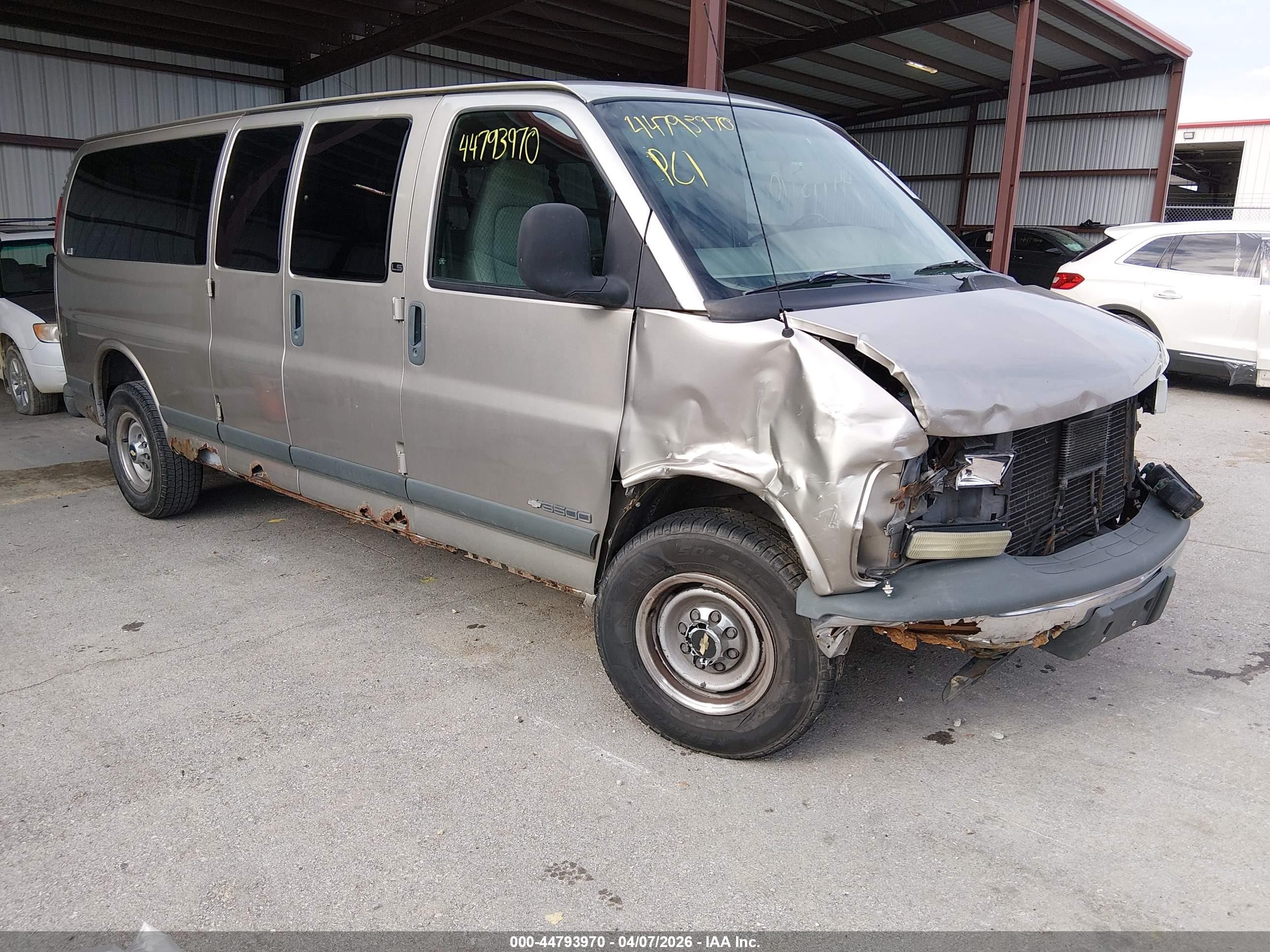 2001 Chevrolet Express, VIN 1GAHG39R611189159 — Front end