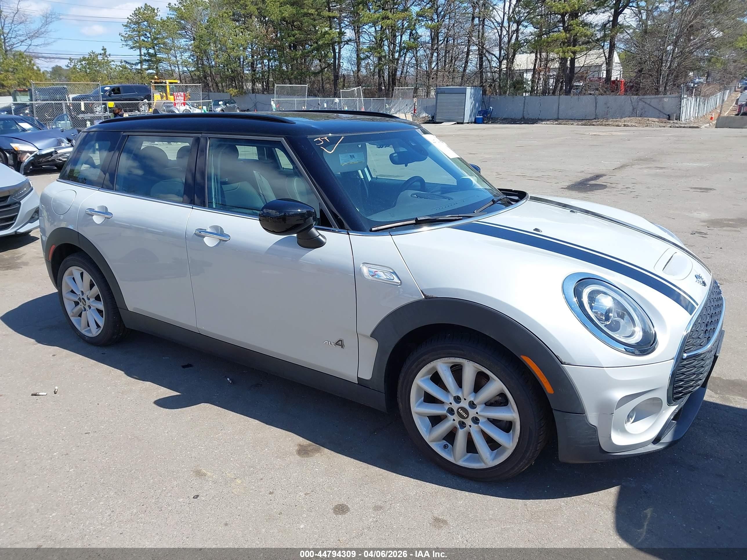 2021 MINI Clubman Cooper S, VIN WMWXJ1C02M2P44266 — Front end