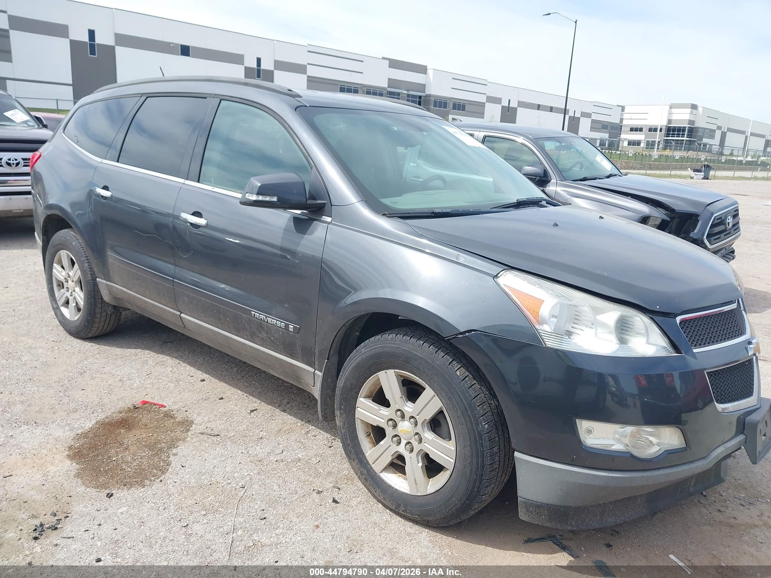 2009 Chevrolet Traverse 1LT, VIN 1GNER23D59S115689 — Front end