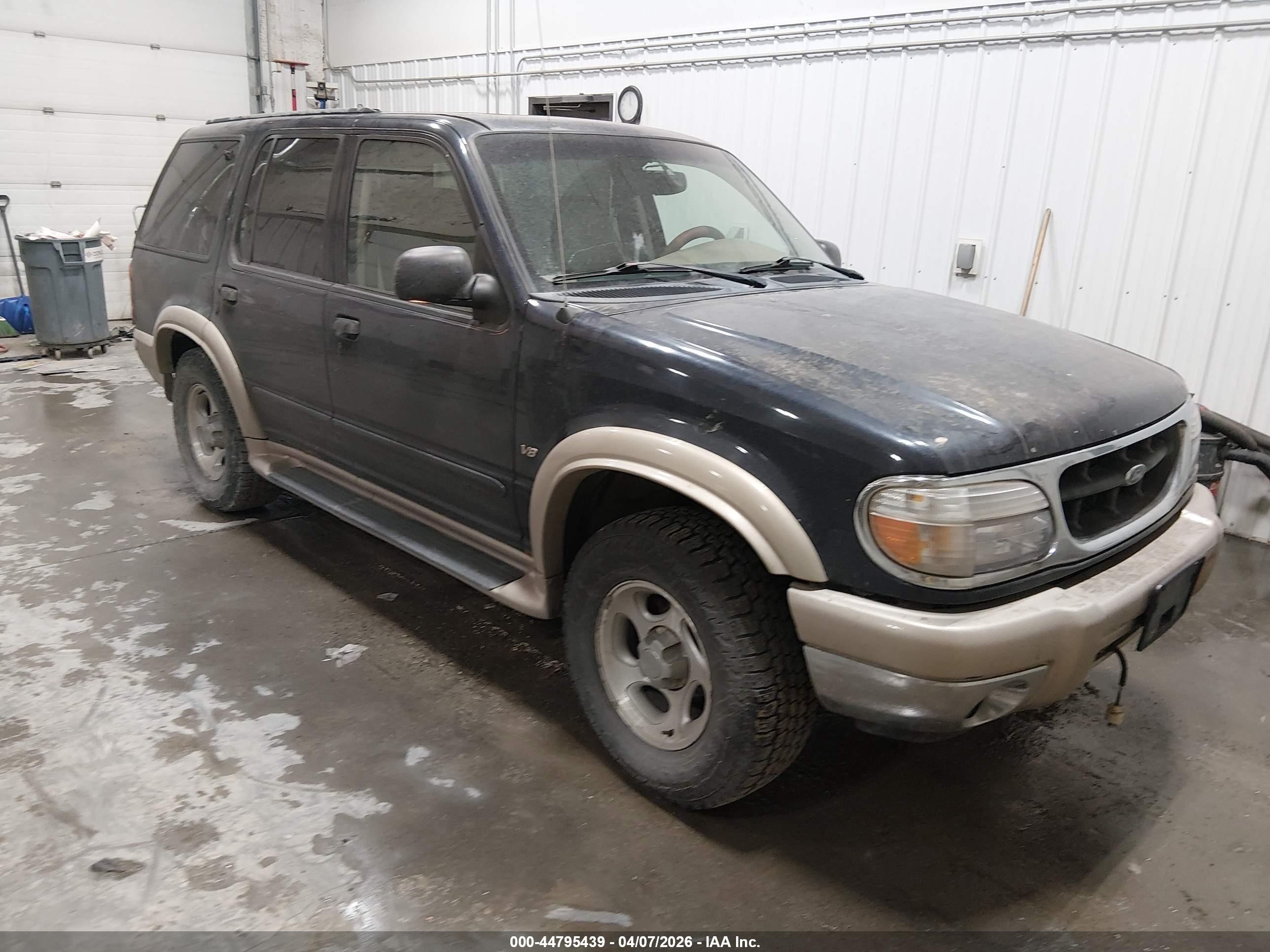 2000 Ford Explorer Eddie Bauer, VIN 1FMZU84P1YZB51322 — Side