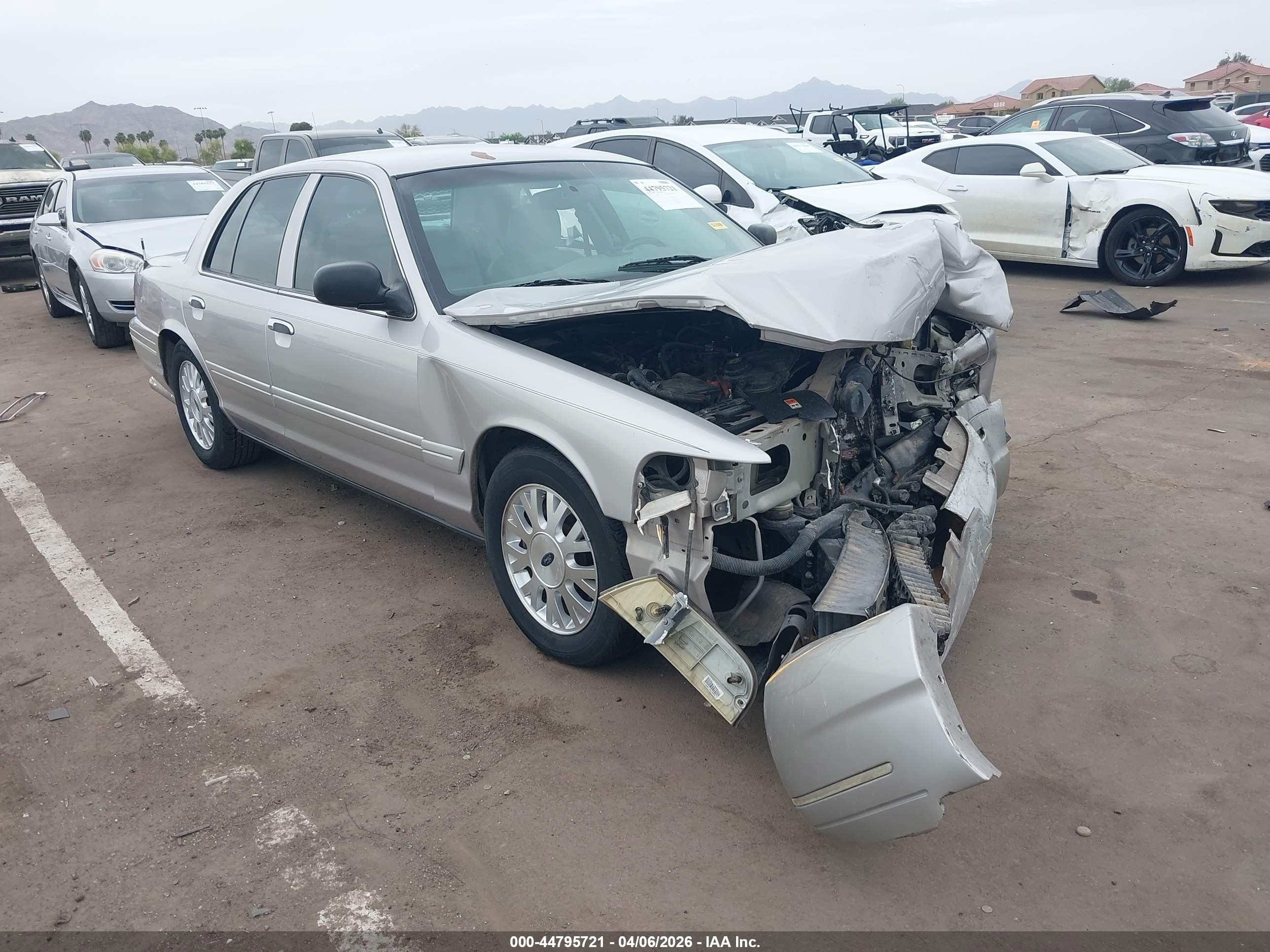 2005 Ford Crown Victoria LX, VIN 2FAFP74W45X119522 — Front end