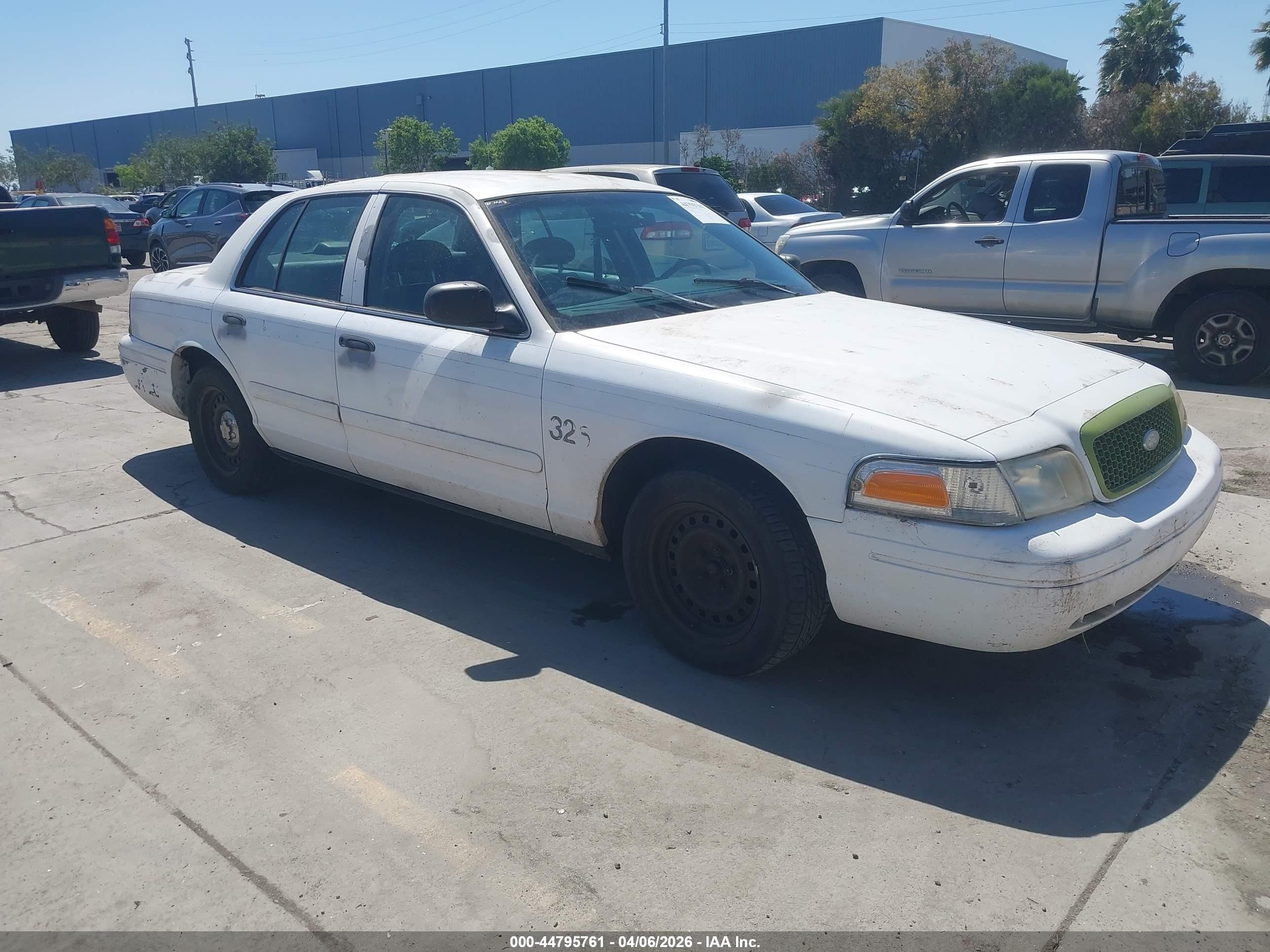 2002 Ford Crown Victoria, VIN 2FAFP72WX2X130281 — Rear end