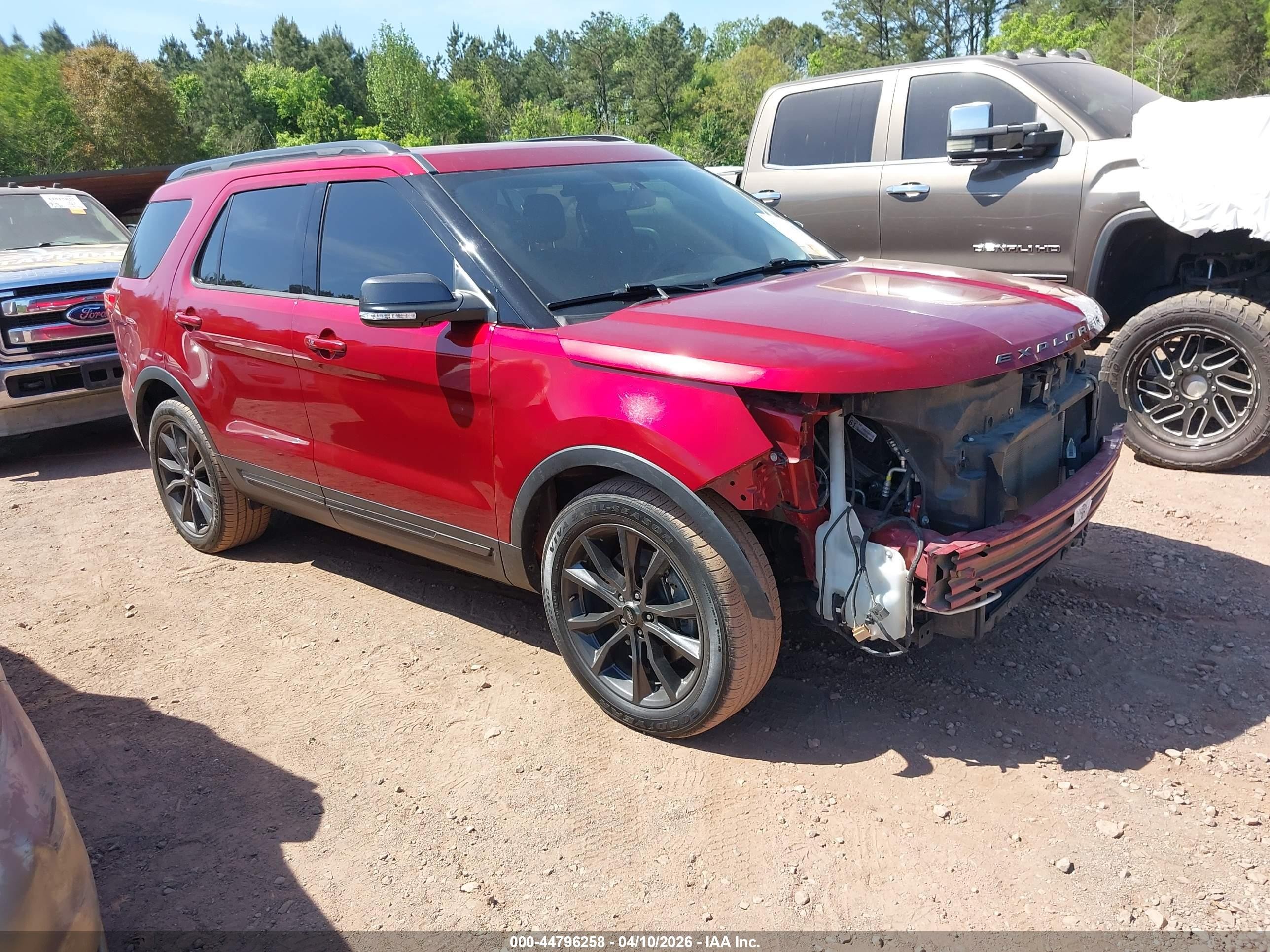 2018 Ford Explorer XLT, VIN 1FM5K7D8XJGA76029 — Front end