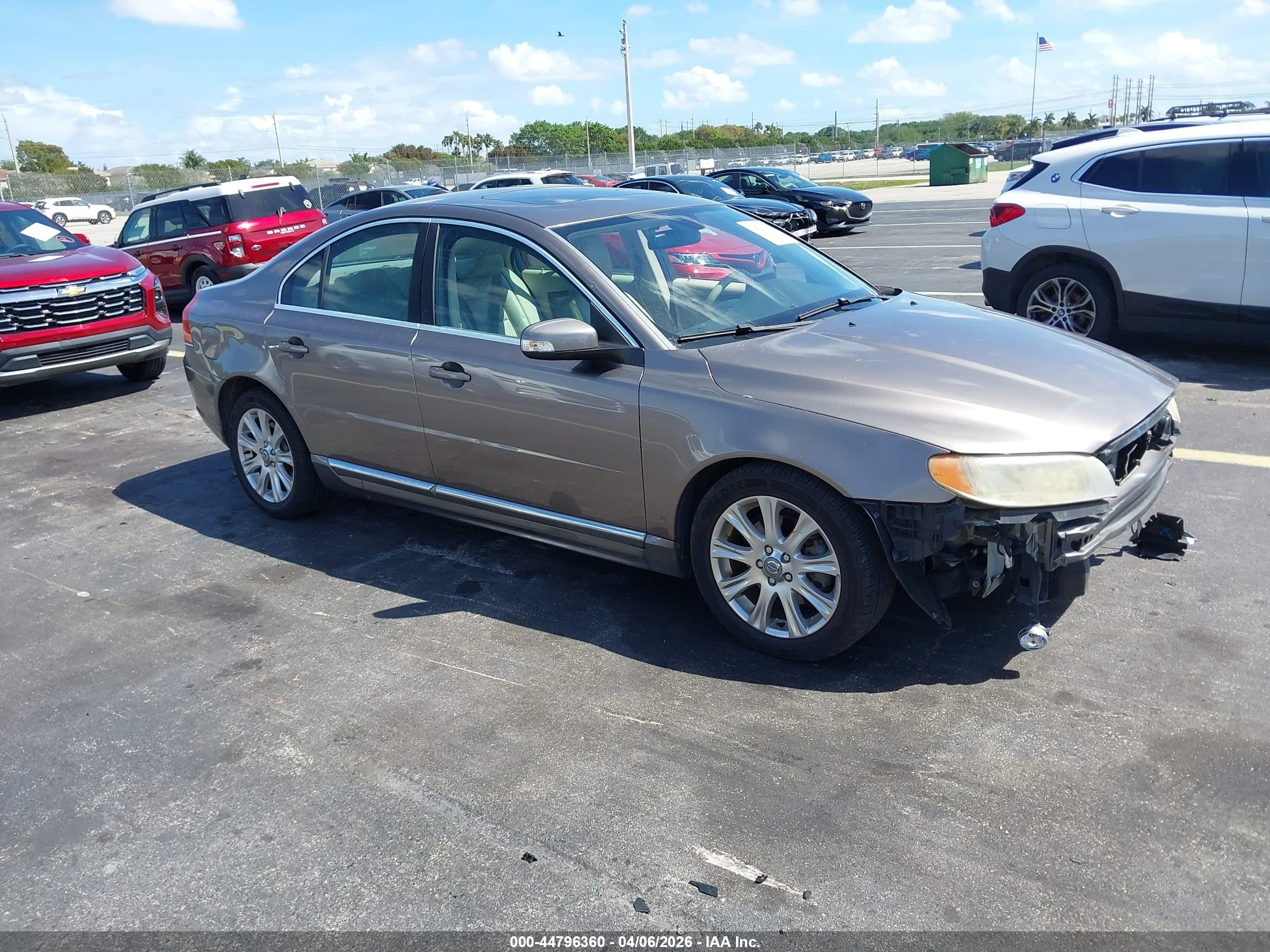 2010 Volvo S80 I6, VIN YV1982ASXA1129705 — Front end