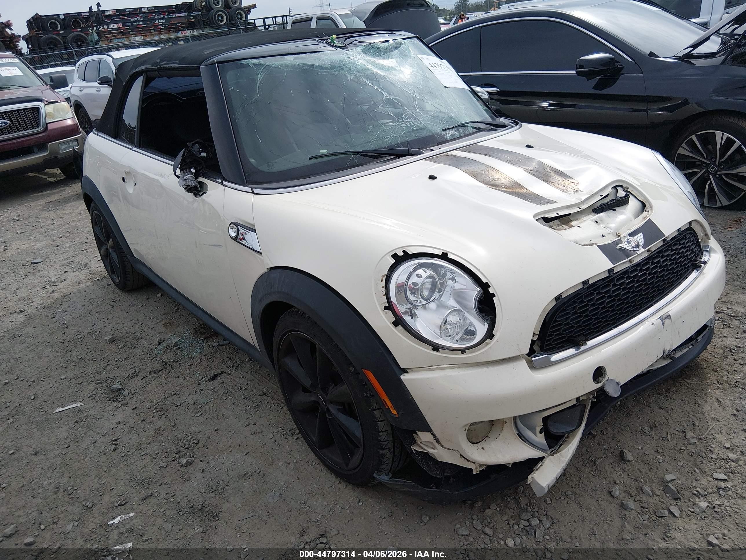 2013 MINI Convertible S, VIN WMWZP3C59DT706008 — Front end