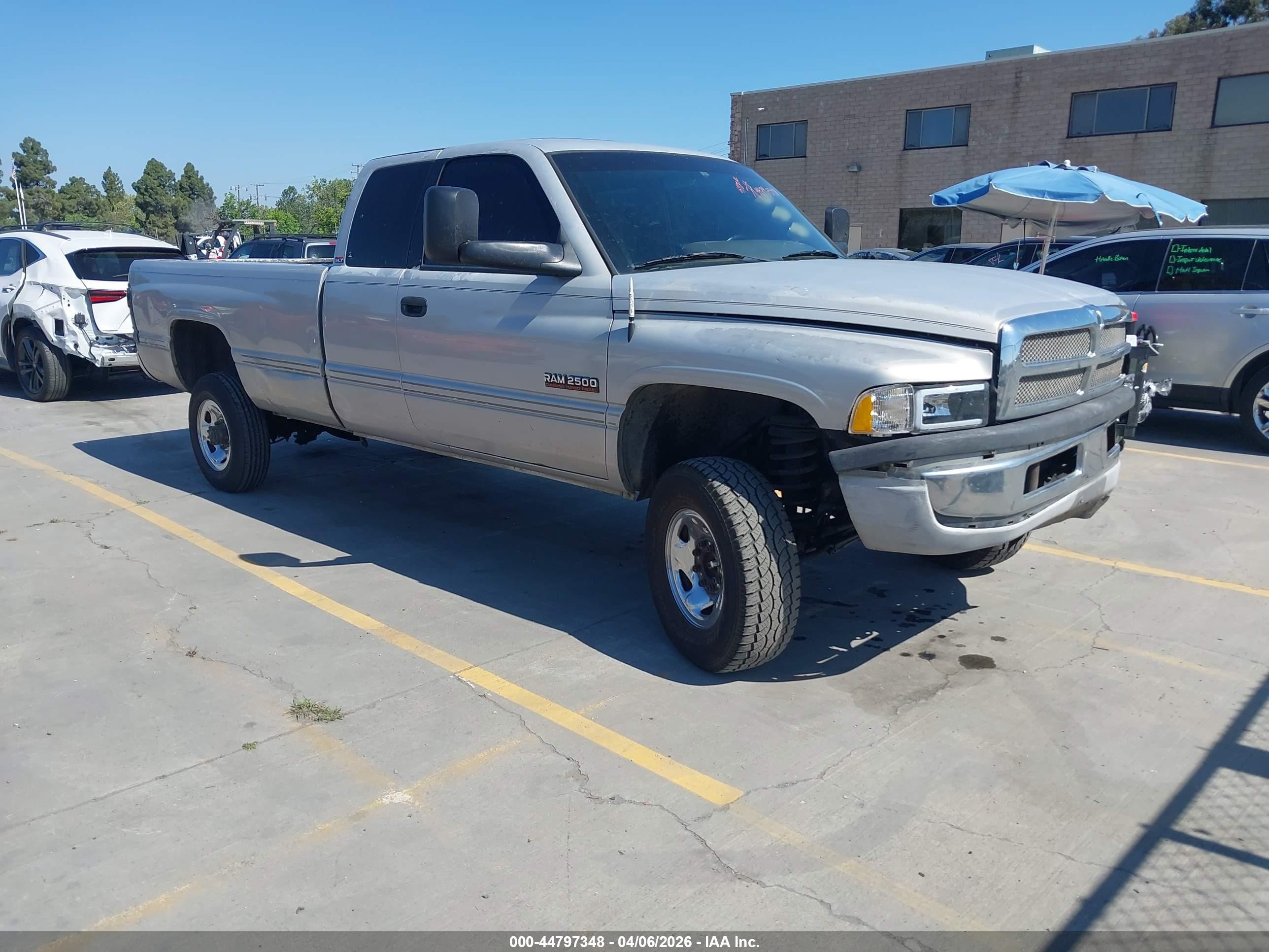 1997 Dodge 2500, VIN 3B7KF23D4VG806038 — Front end