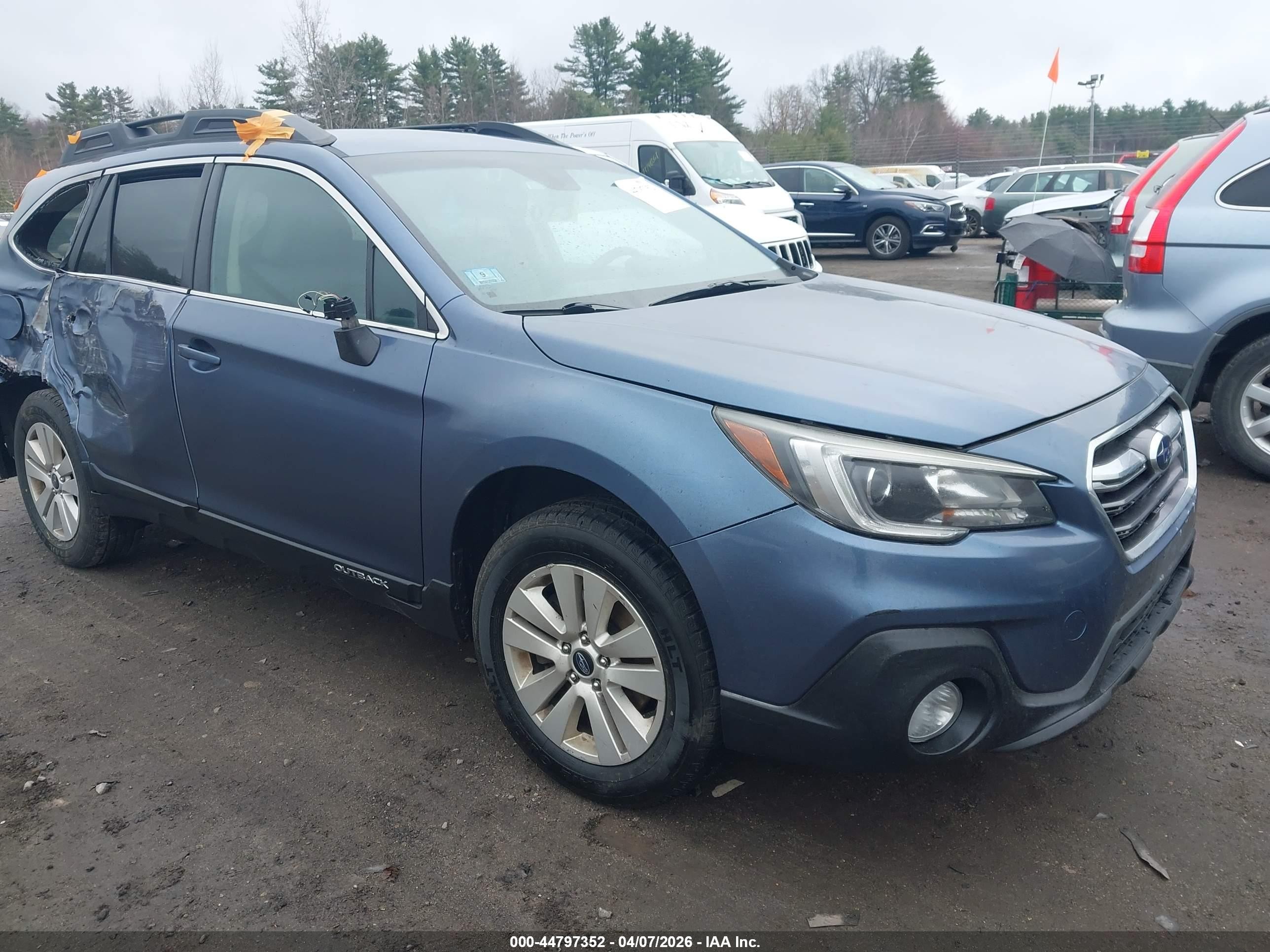 2018 Subaru Outback Premium, VIN 4S4BSAFC6J3315021 — Side