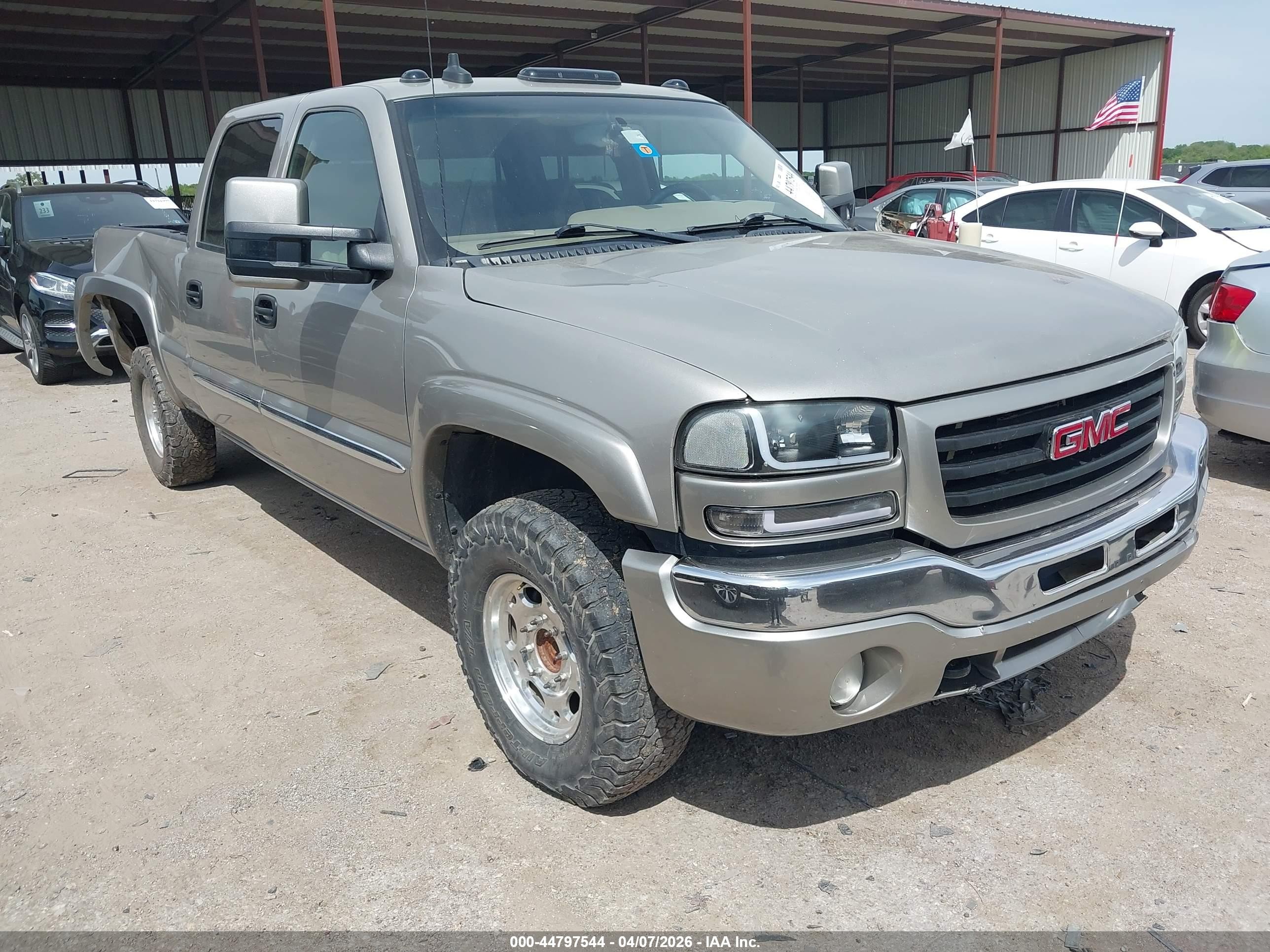 2003 GMC Sierra 1500HD SLE, VIN 1GTGC13UX3F107990 — Rear end