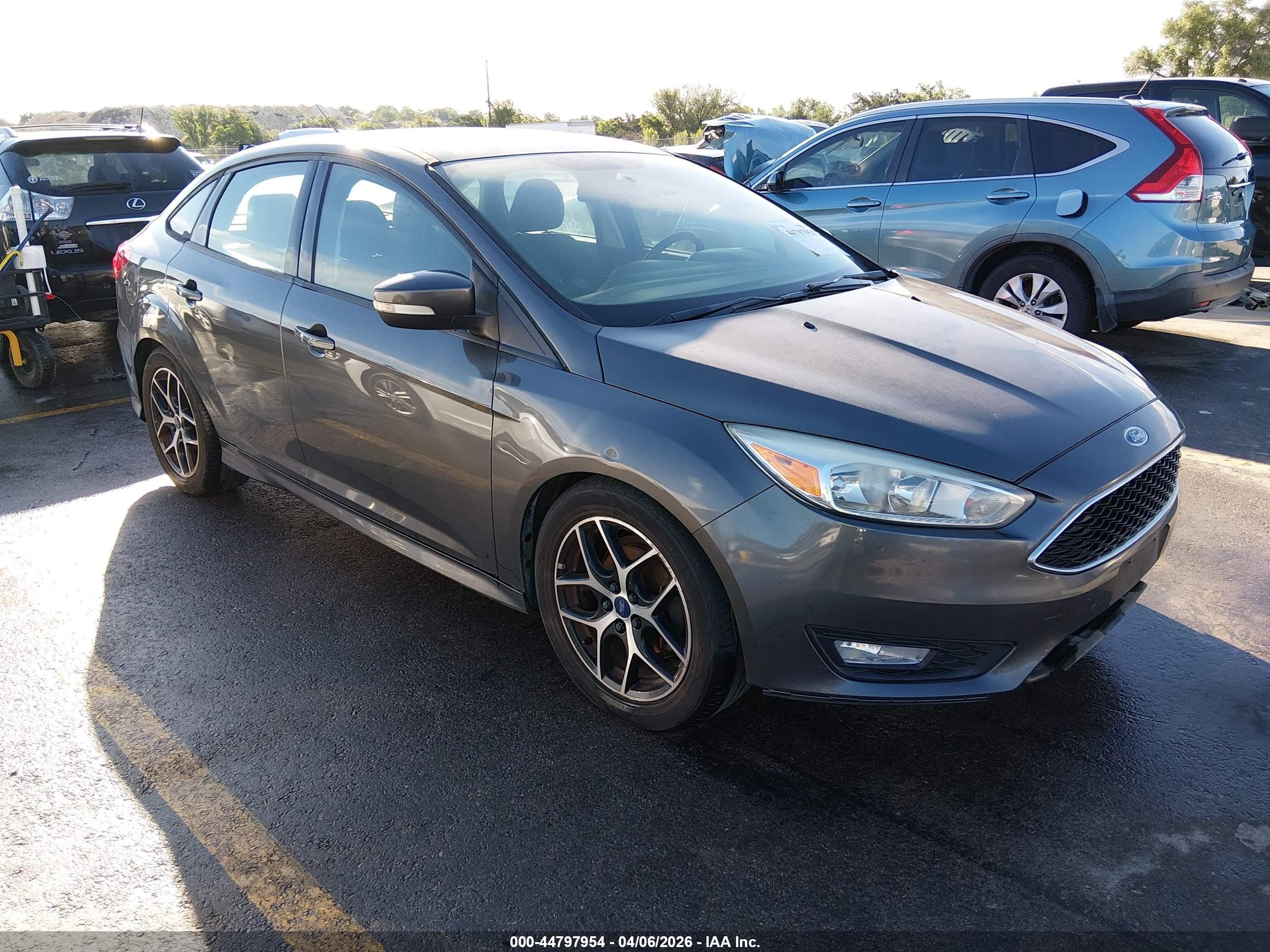 2015 Ford Focus SE, VIN 1FADP3F25FL357114 — Normal wear