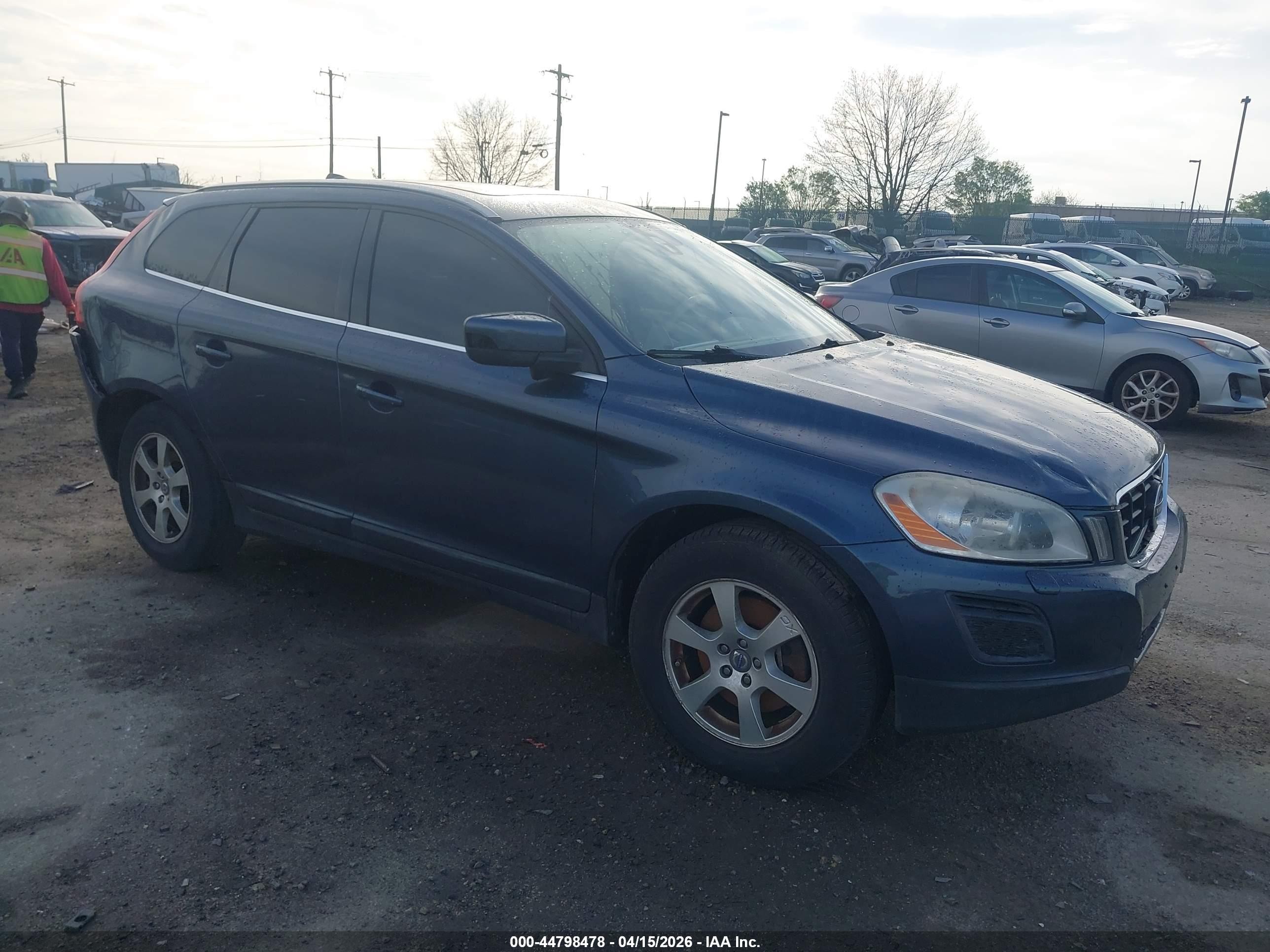 2011 Volvo XC60 3.2L, VIN YV4940DZ0B2214026 — Rear end