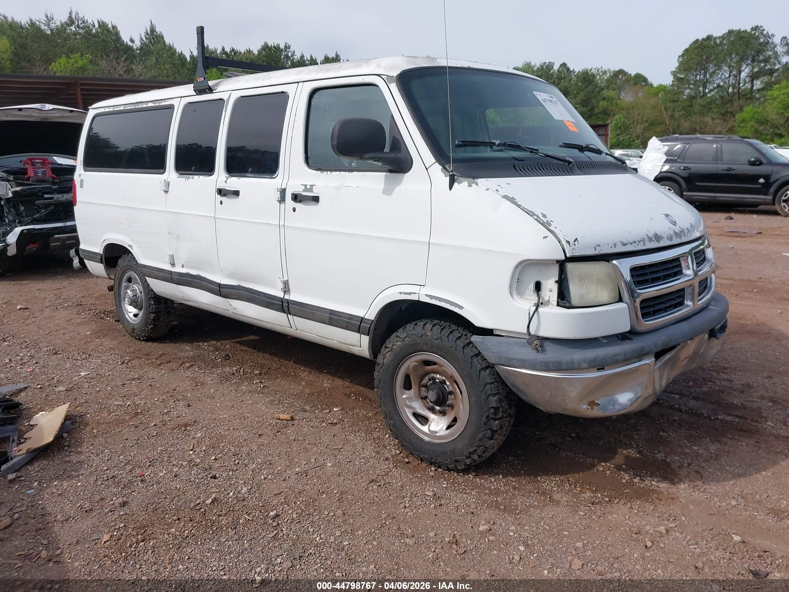 1999 Dodge Passenger, VIN 2B4JB25Y4XK560568 — Side