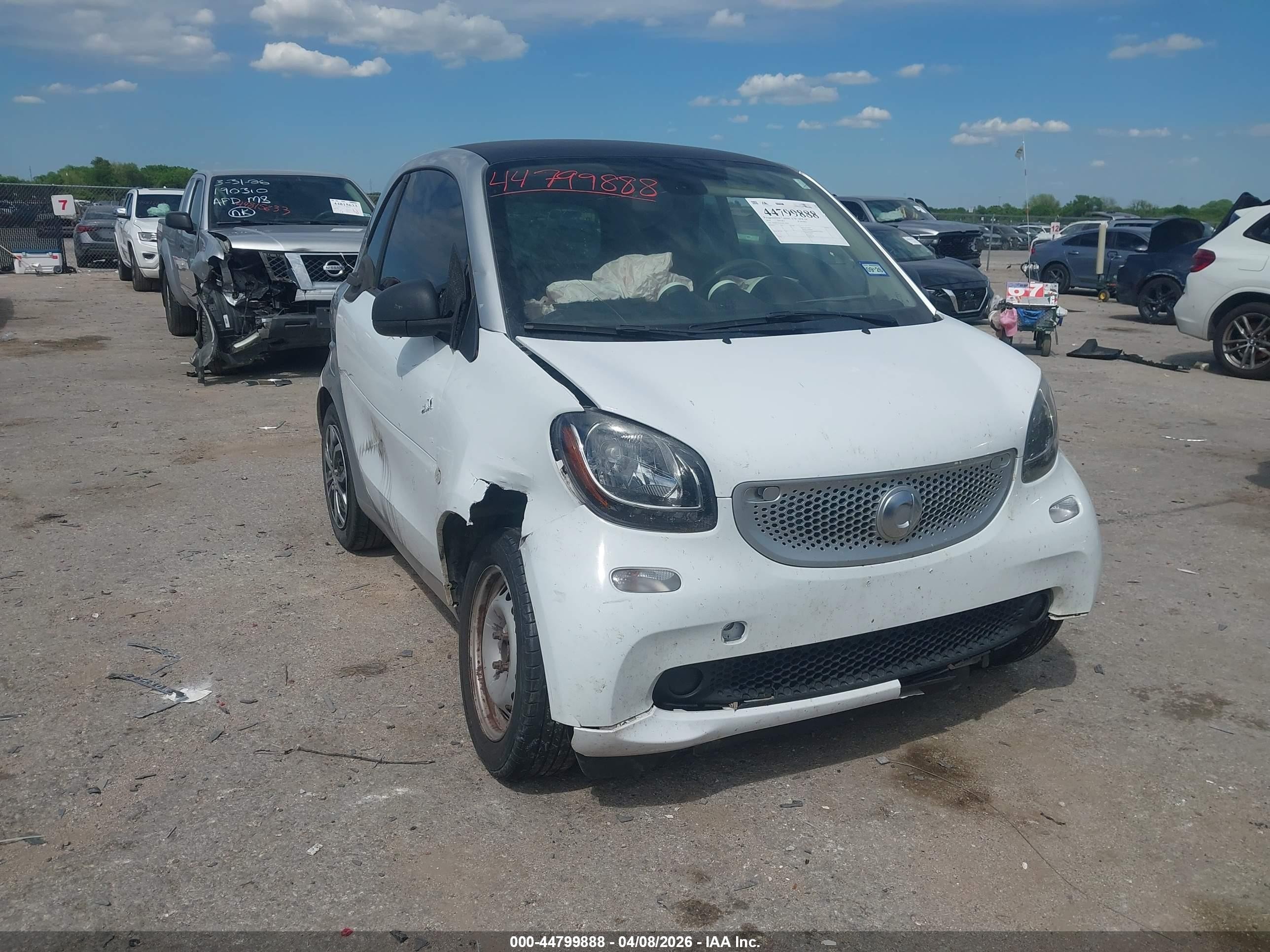 2016 Smart fortwo Passion, VIN WMEFJ5DA5GK140830 — Side