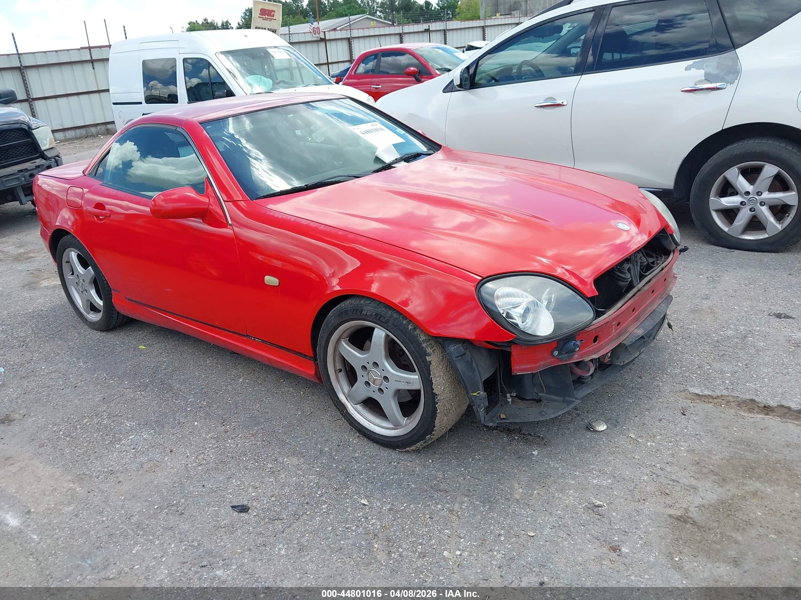 2000 Mercedes-Benz SLK 230 Kompressor, VIN WDBKK47F9YF159742 — Front end