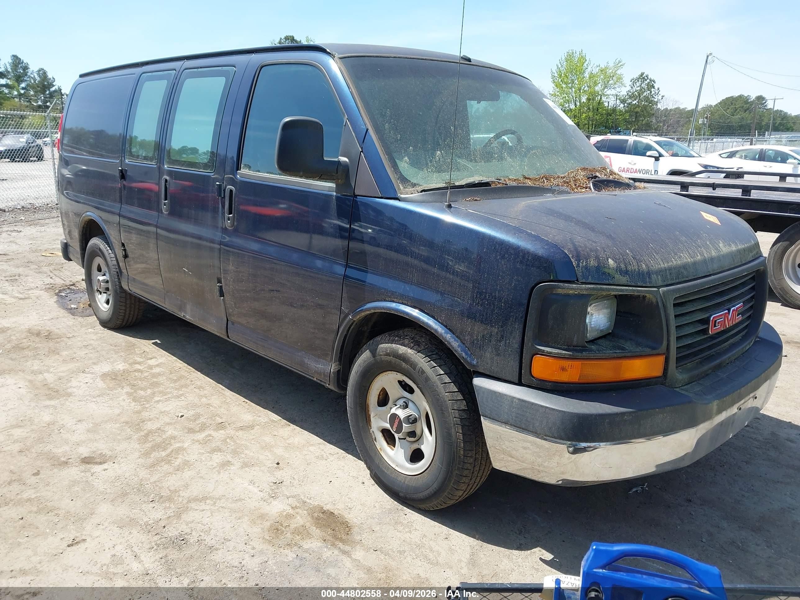 2005 GMC Savana, VIN 1GTFH15T851169020 — Side