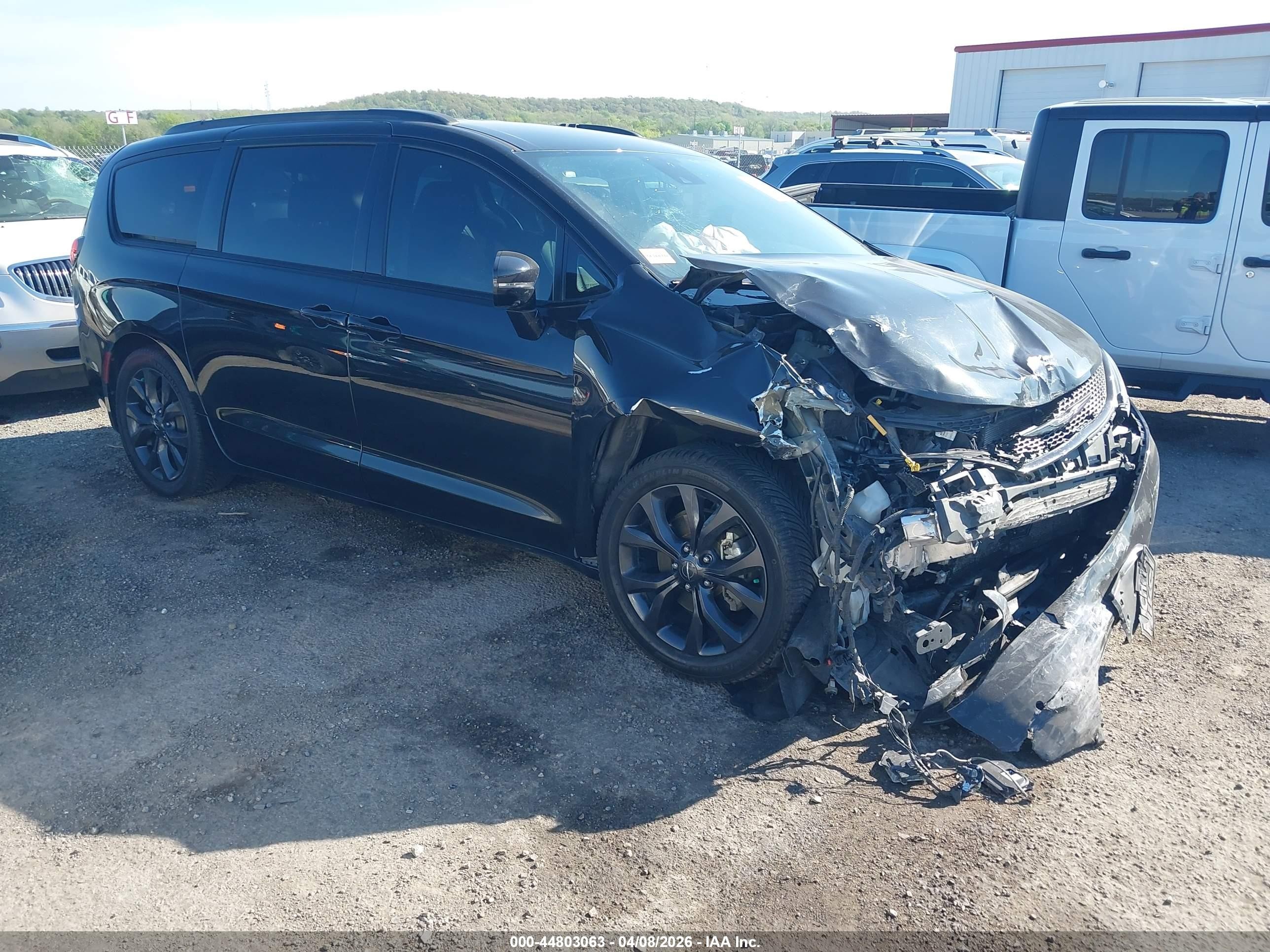 2019 Chrysler Pacifica Limited, VIN 2C4RC1GG6KR500115 — Перед