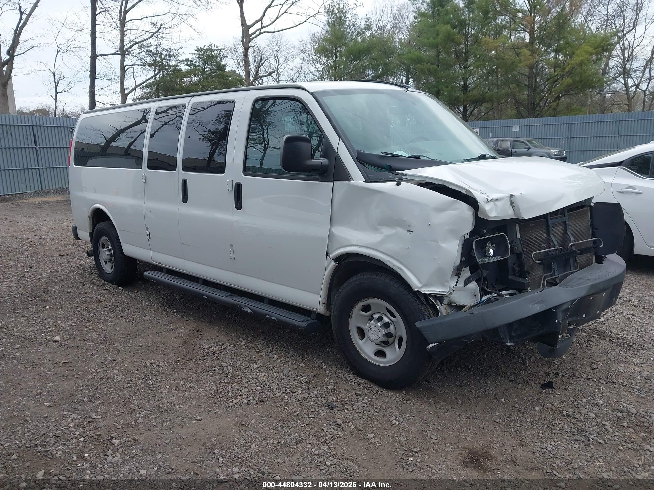 2015 Chevrolet Express Passenger 1LS, VIN 1GAZGZFG8F1128185 — Front end