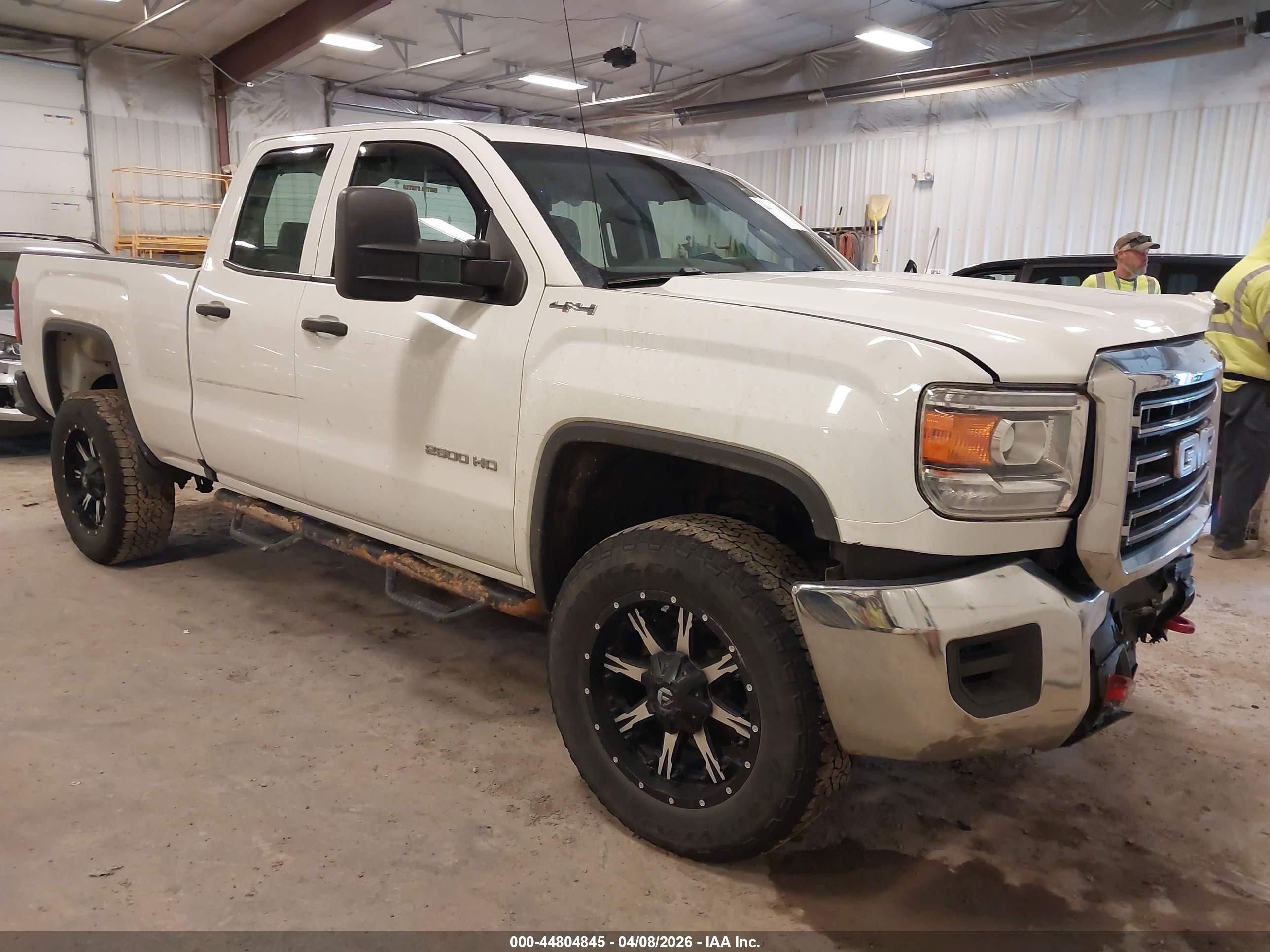 2019 GMC Sierra 2500HD, VIN 2GT22NEG5K1241291 — Front end