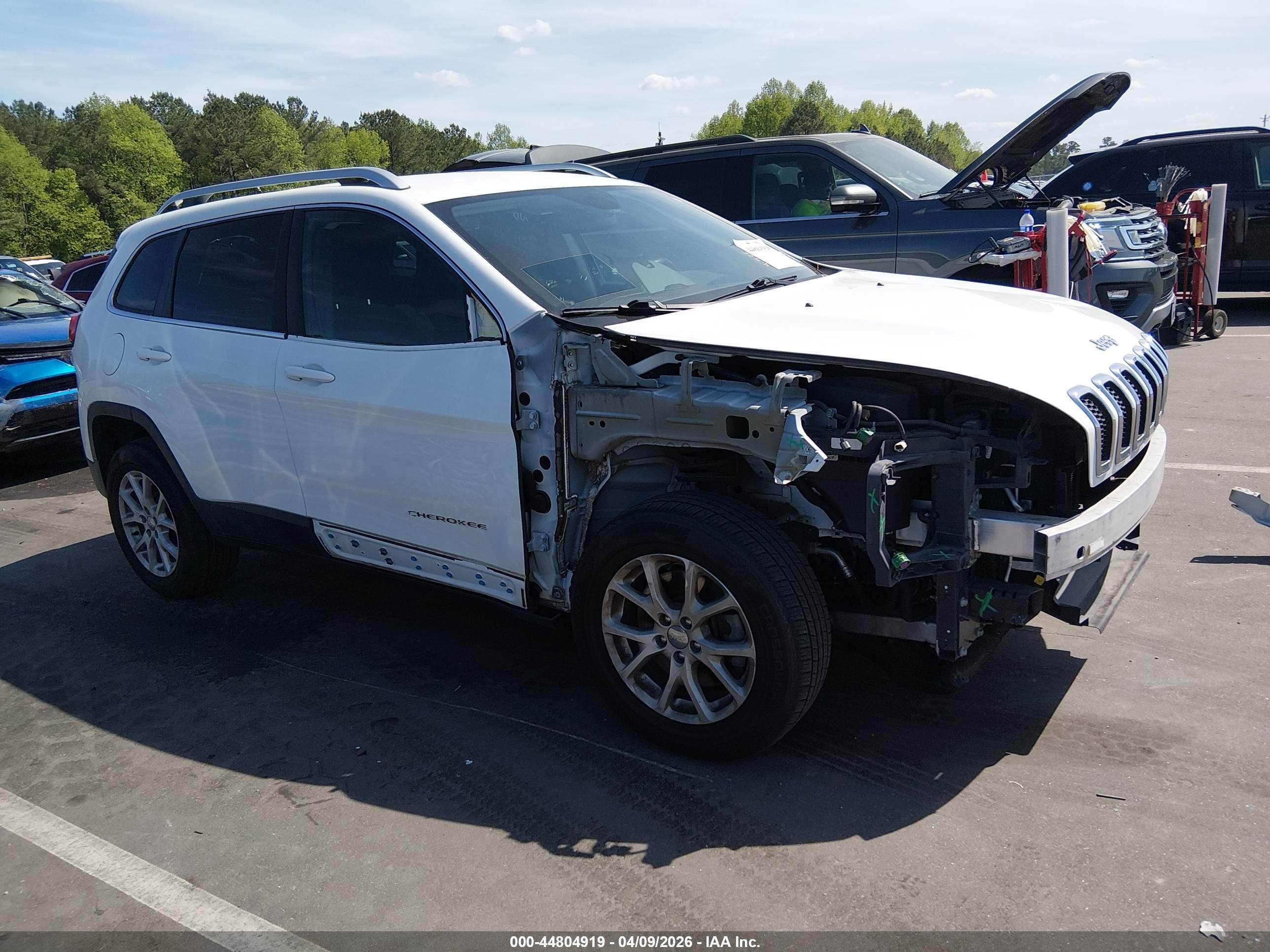 2015 Jeep Cherokee Latitude, VIN 1C4PJMCB2FW696947 — Перед