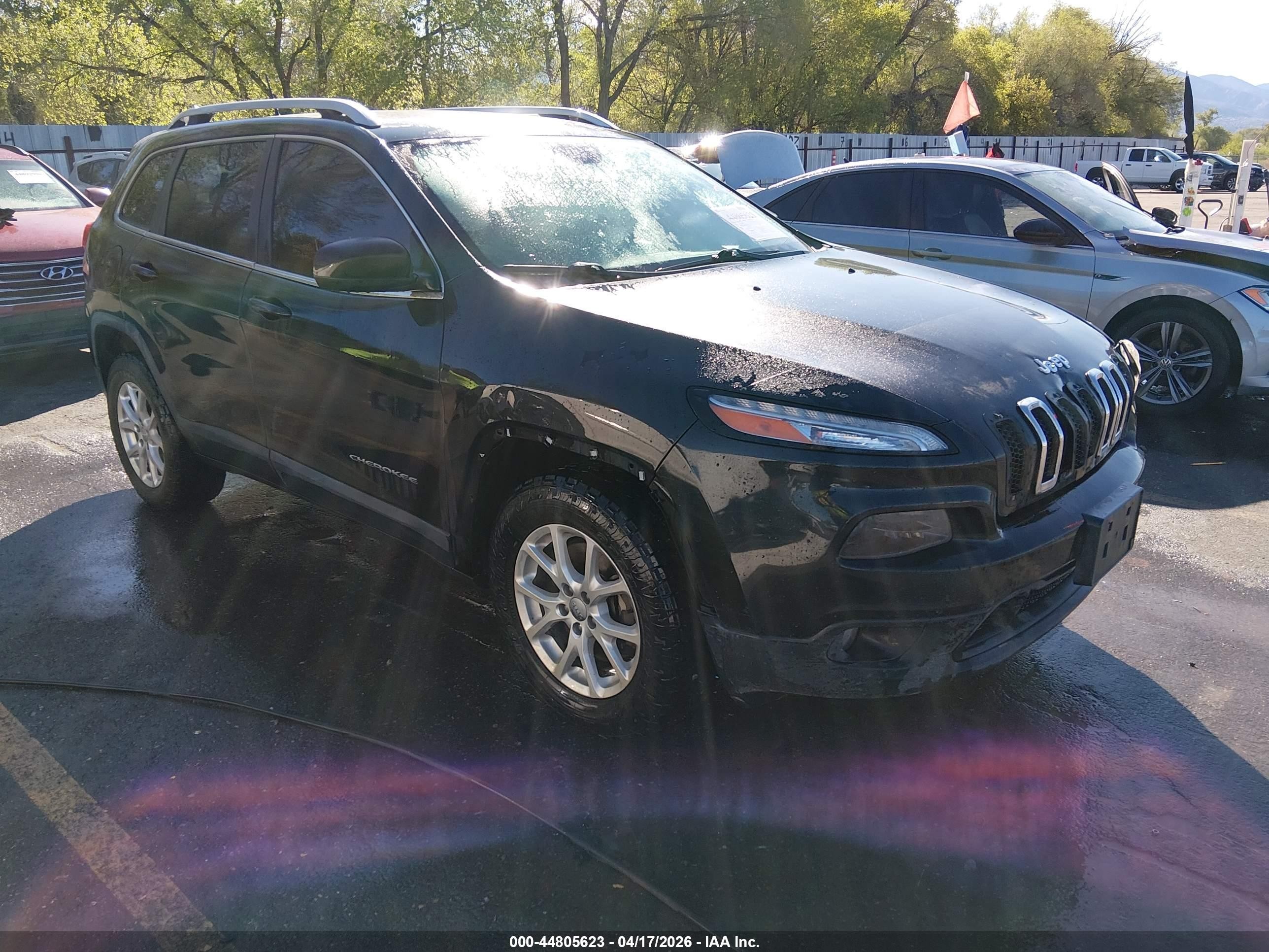 2016 Jeep Cherokee Latitude, VIN 1C4PJMCS5GW170121 — Front end