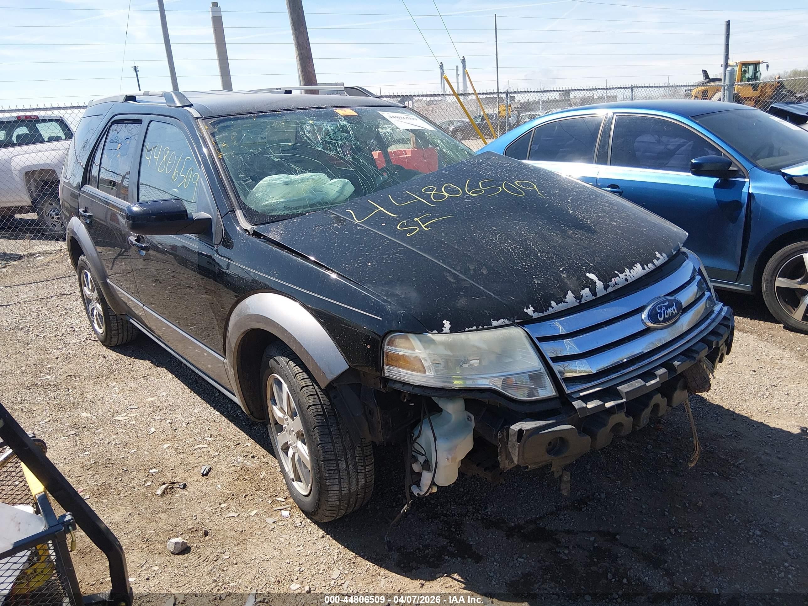 2008 Ford Taurus X SEL, VIN 1FMDK02W68GA44211 — Side