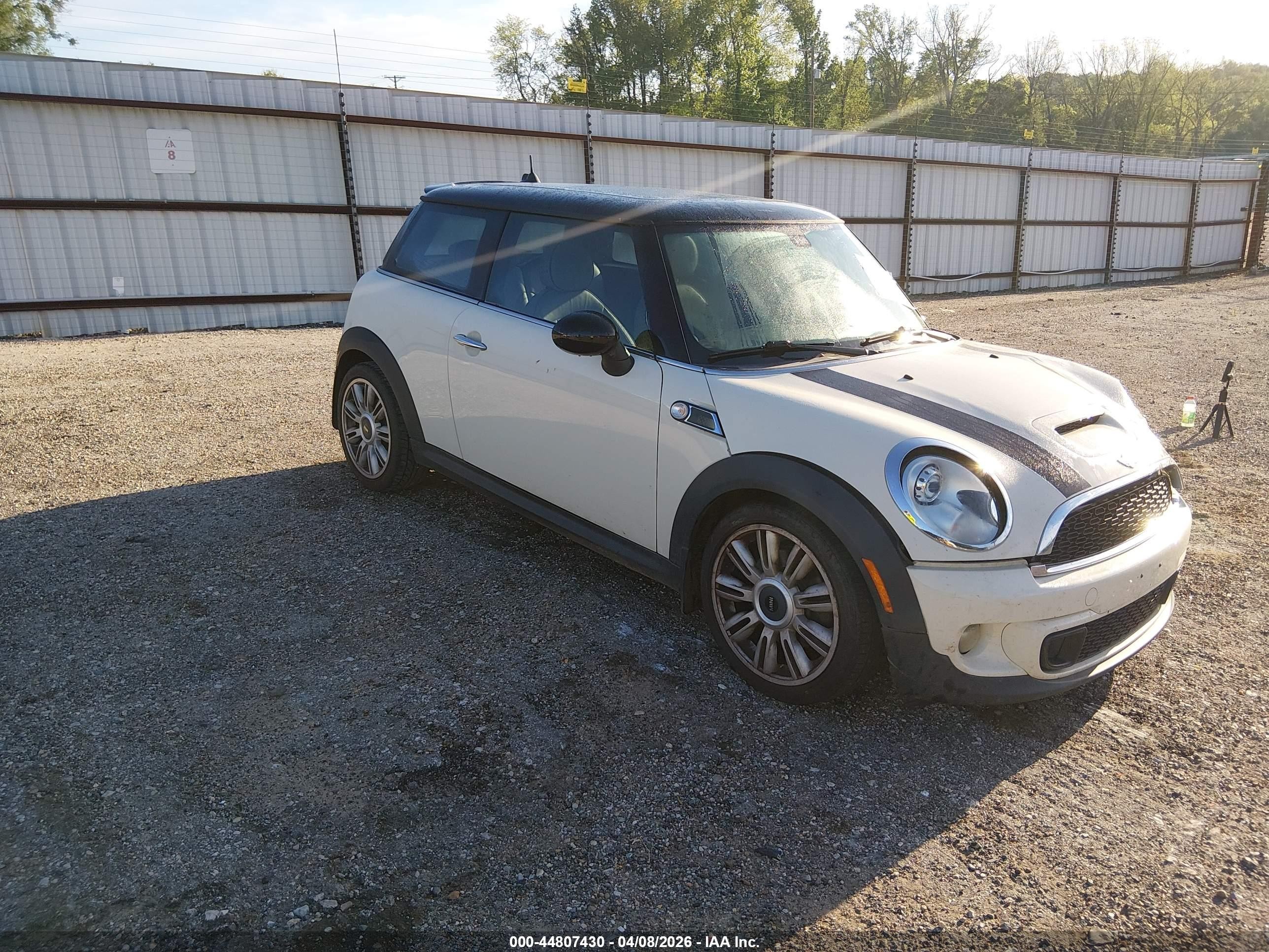 2012 MINI Hardtop S, VIN WMWSV3C51CTY27220 — Перед