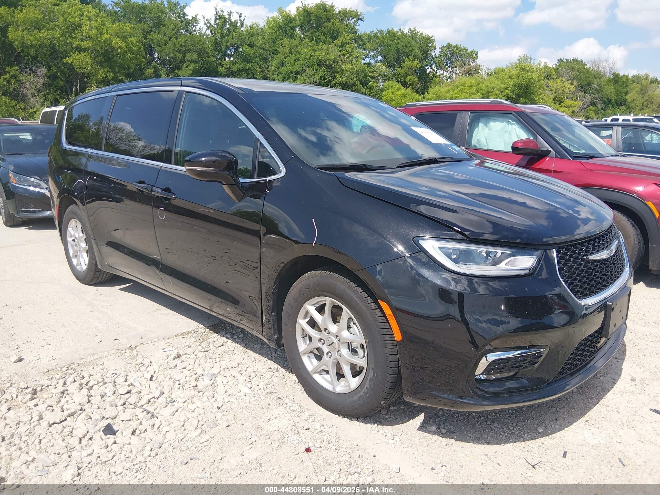 2025 Chrysler Pacifica Select, VIN 2C4RC1BG9SR570473 — Side