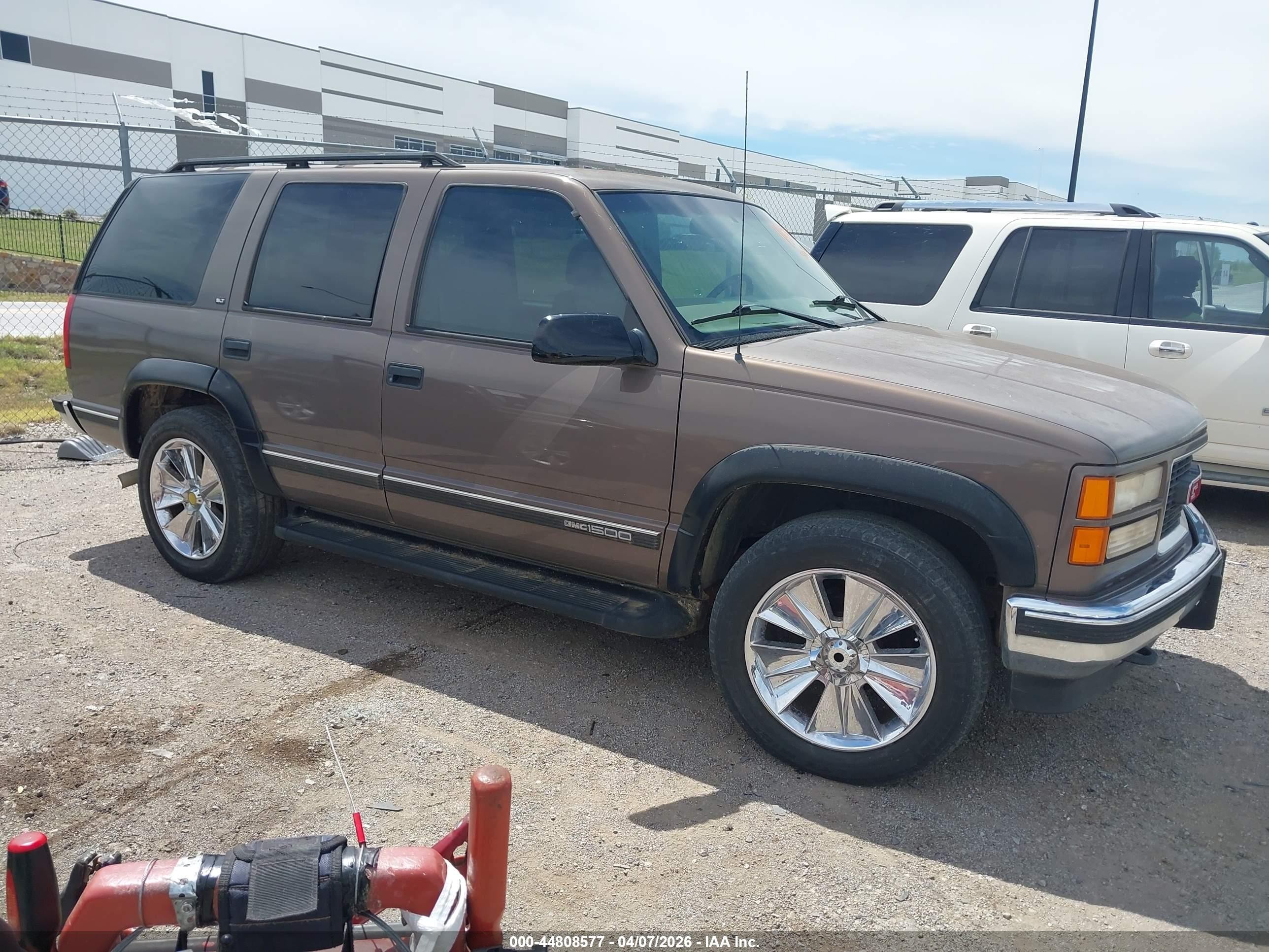 1998 GMC Yukon, VIN 1GKEK13R5WJ700779 — Normal wear
