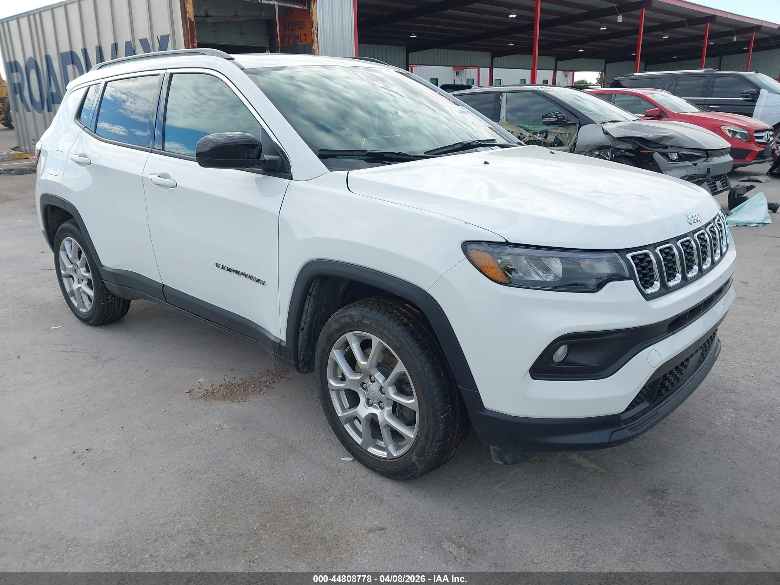 2024 Jeep Compass Latitude Lux, VIN 3C4NJDFN1RT175662 — Side