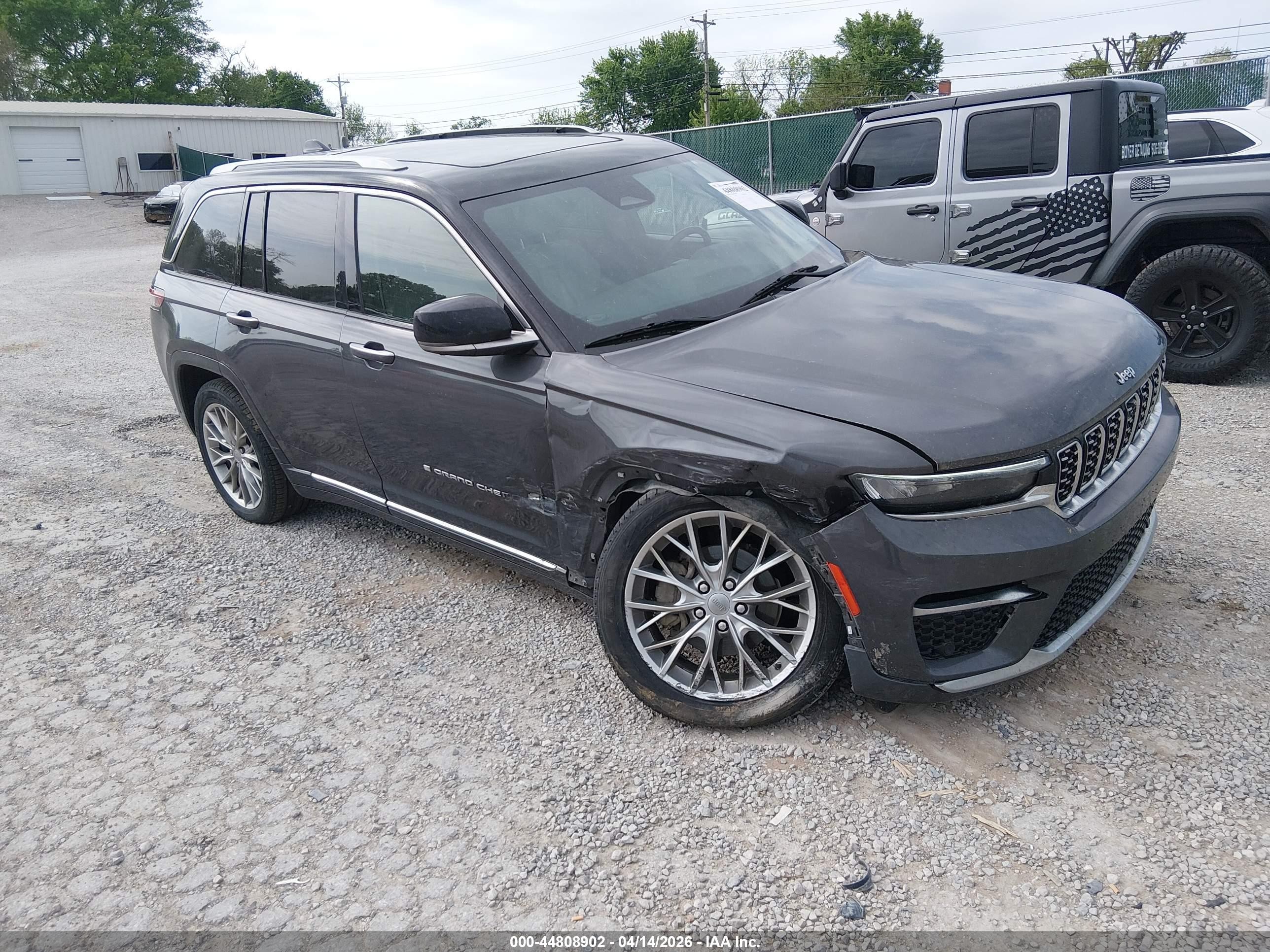 2022 Jeep Grand Cherokee Summit, VIN 1C4RJHEGXN8608125 — Front end