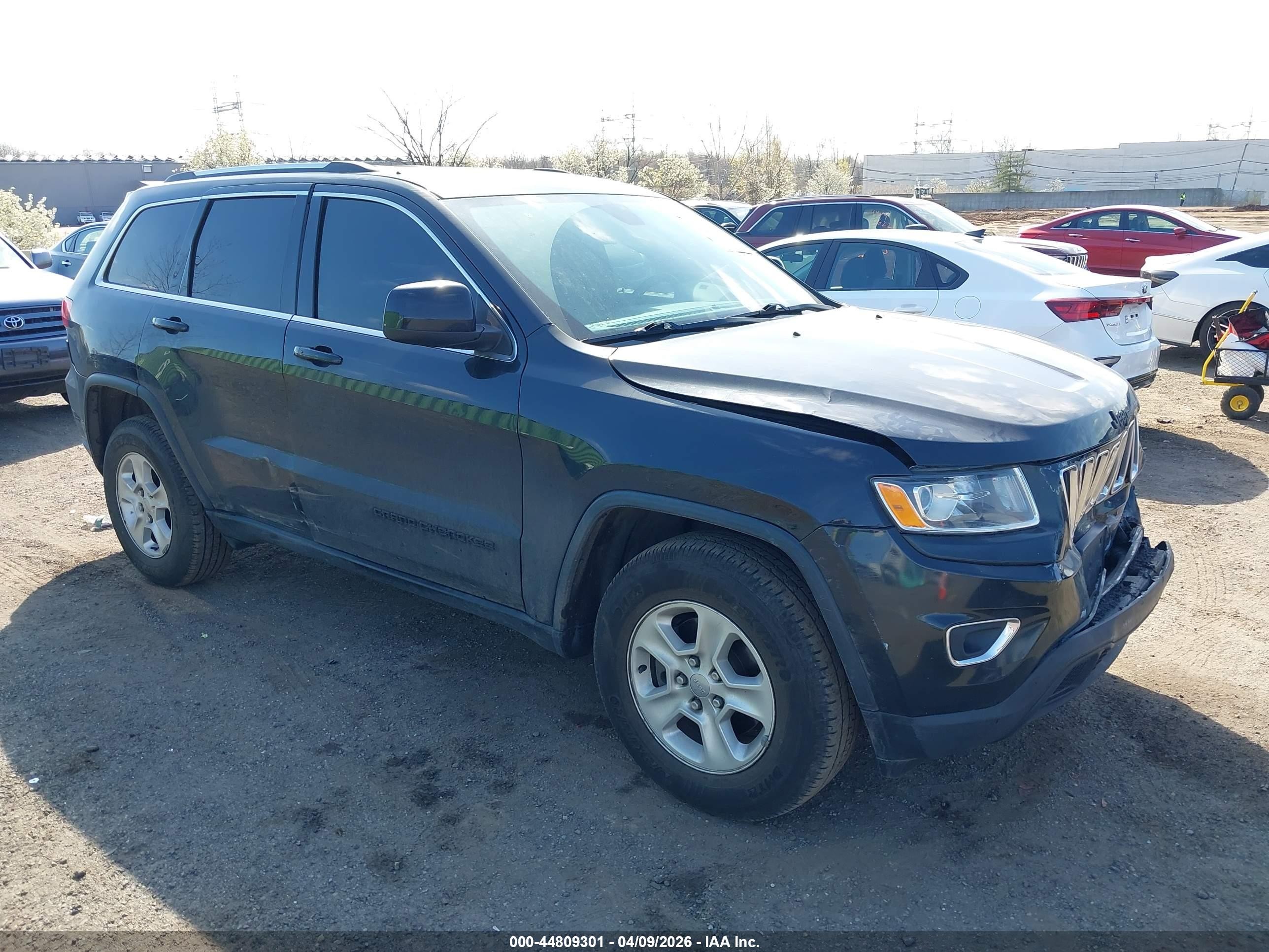 2016 Jeep Grand Cherokee Laredo, VIN 1C4RJFAG9GC491843 — Front end