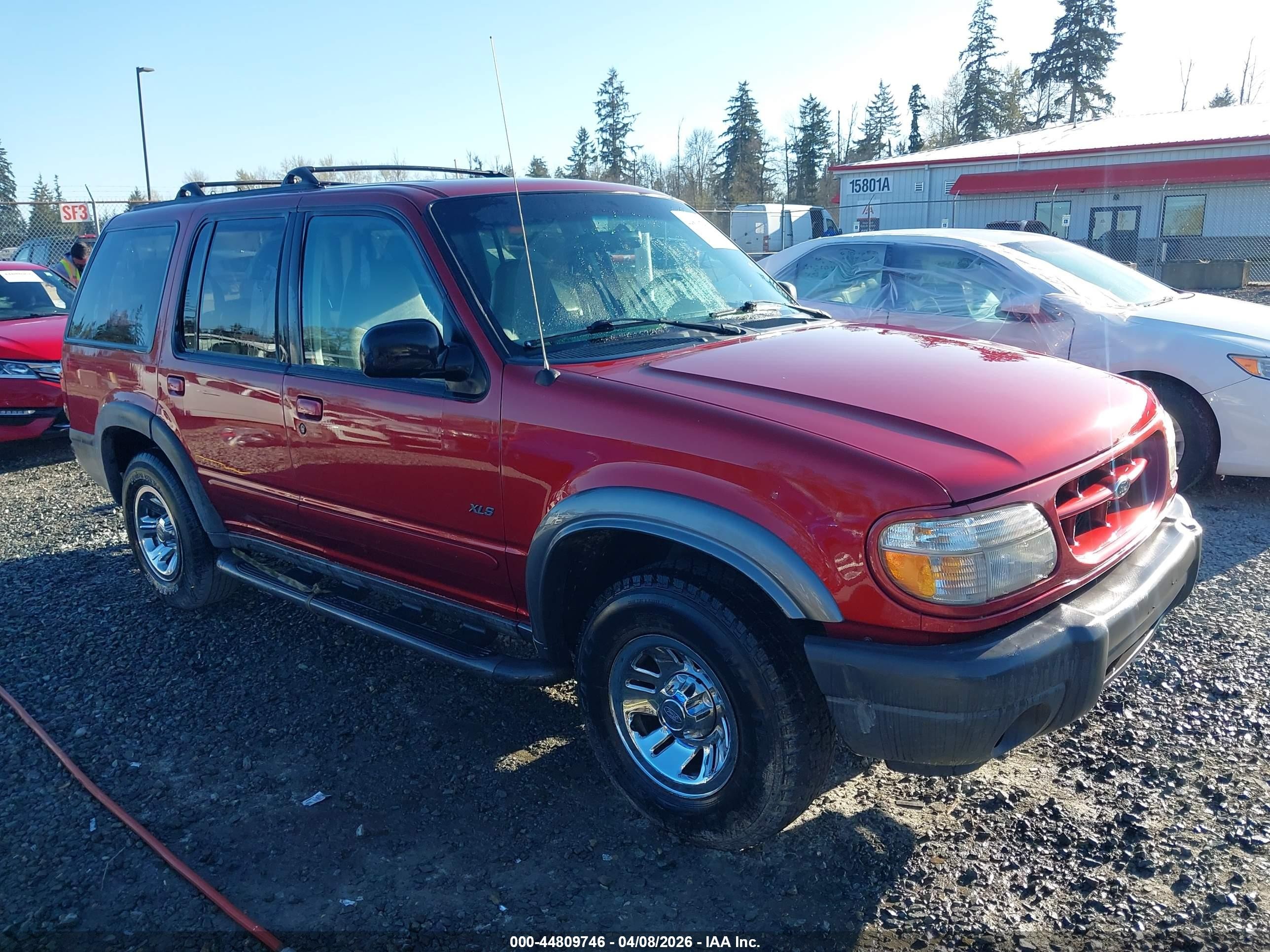 2000 Ford Explorer XLS, VIN 1FMZU72X4YZA97222 — Rear end