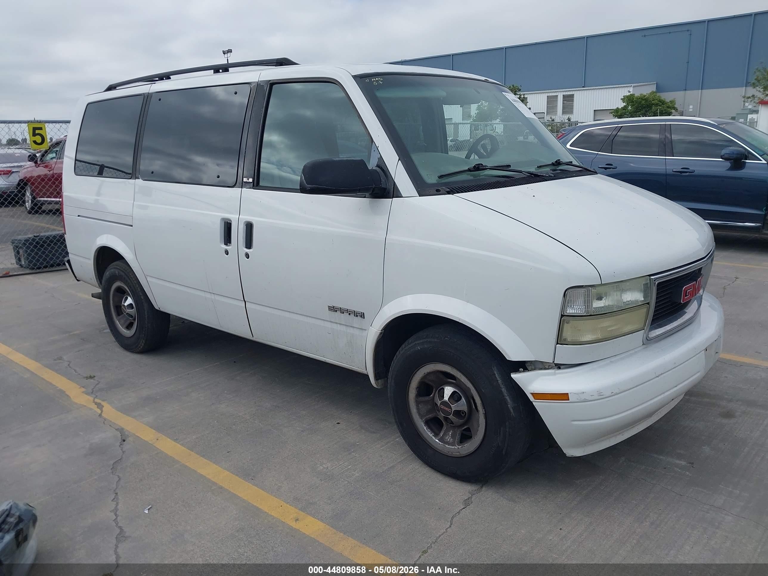 2001 GMC Safari, VIN 1GKDM19WX1B520638 — Side