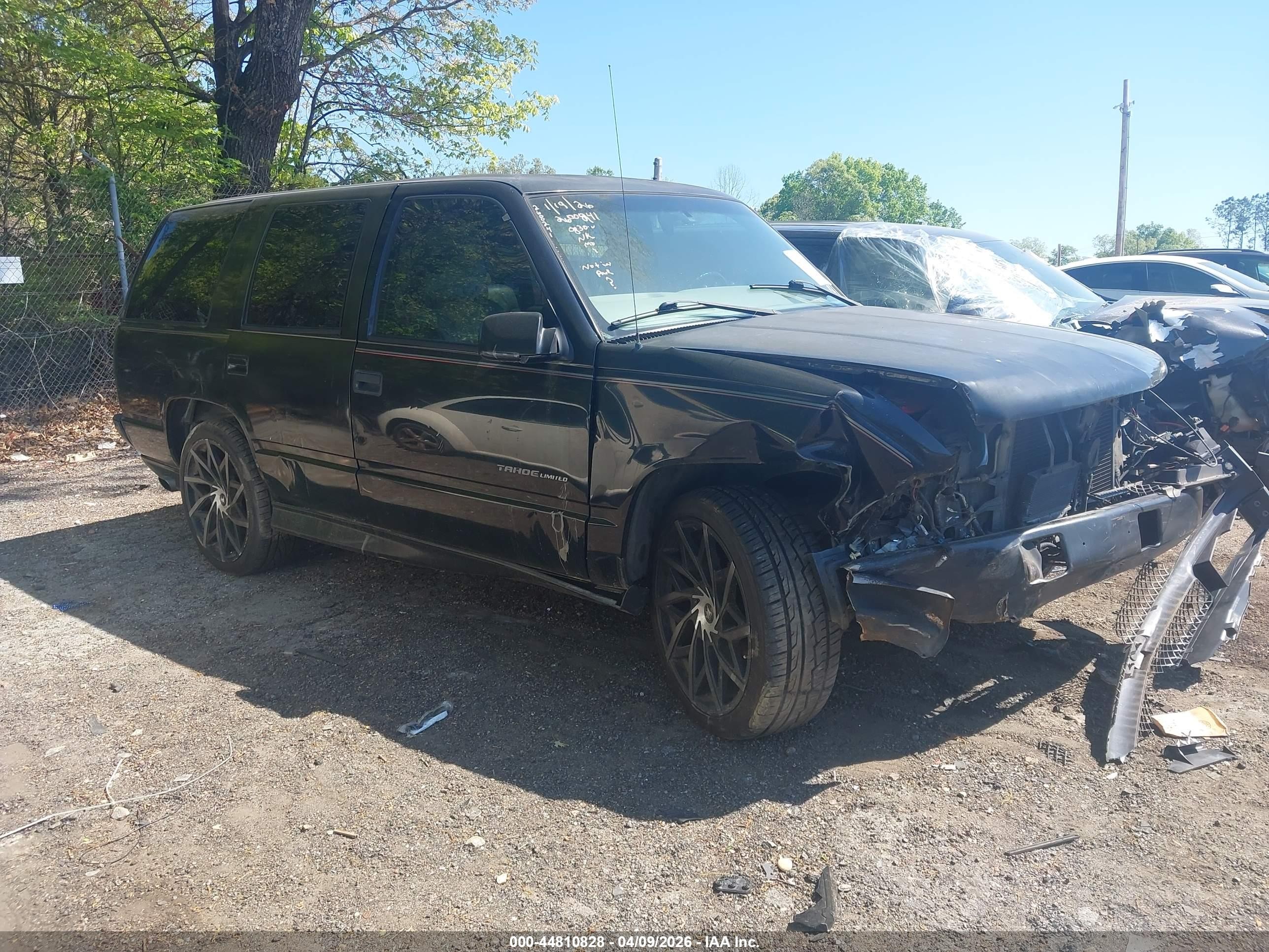 2000 Chevrolet Tahoe Limited, VIN 1GNEC13R4YR130830 — Front end