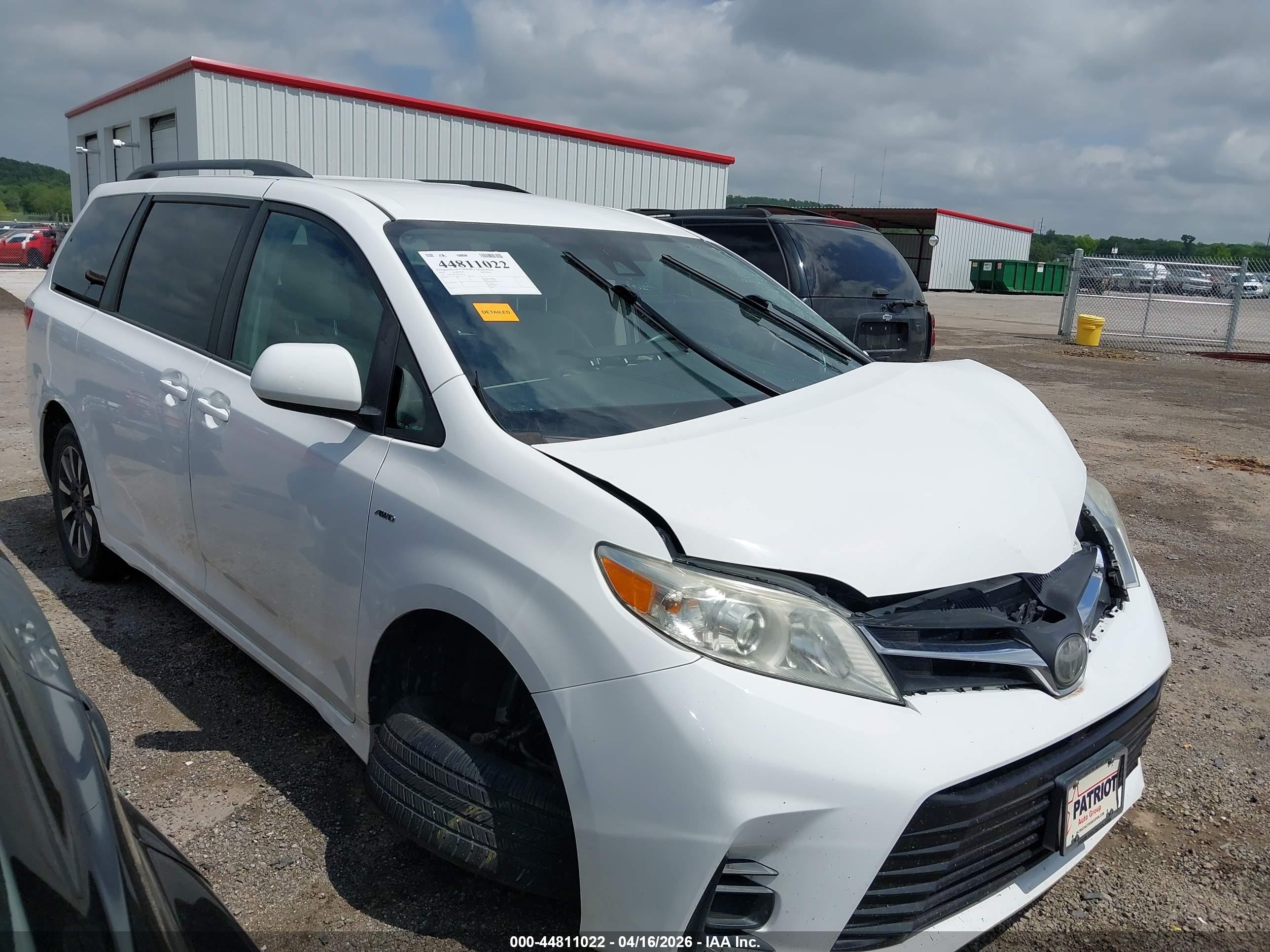 2018 Toyota Sienna LE, VIN 5TDJZ3DC8JS194274 — Side