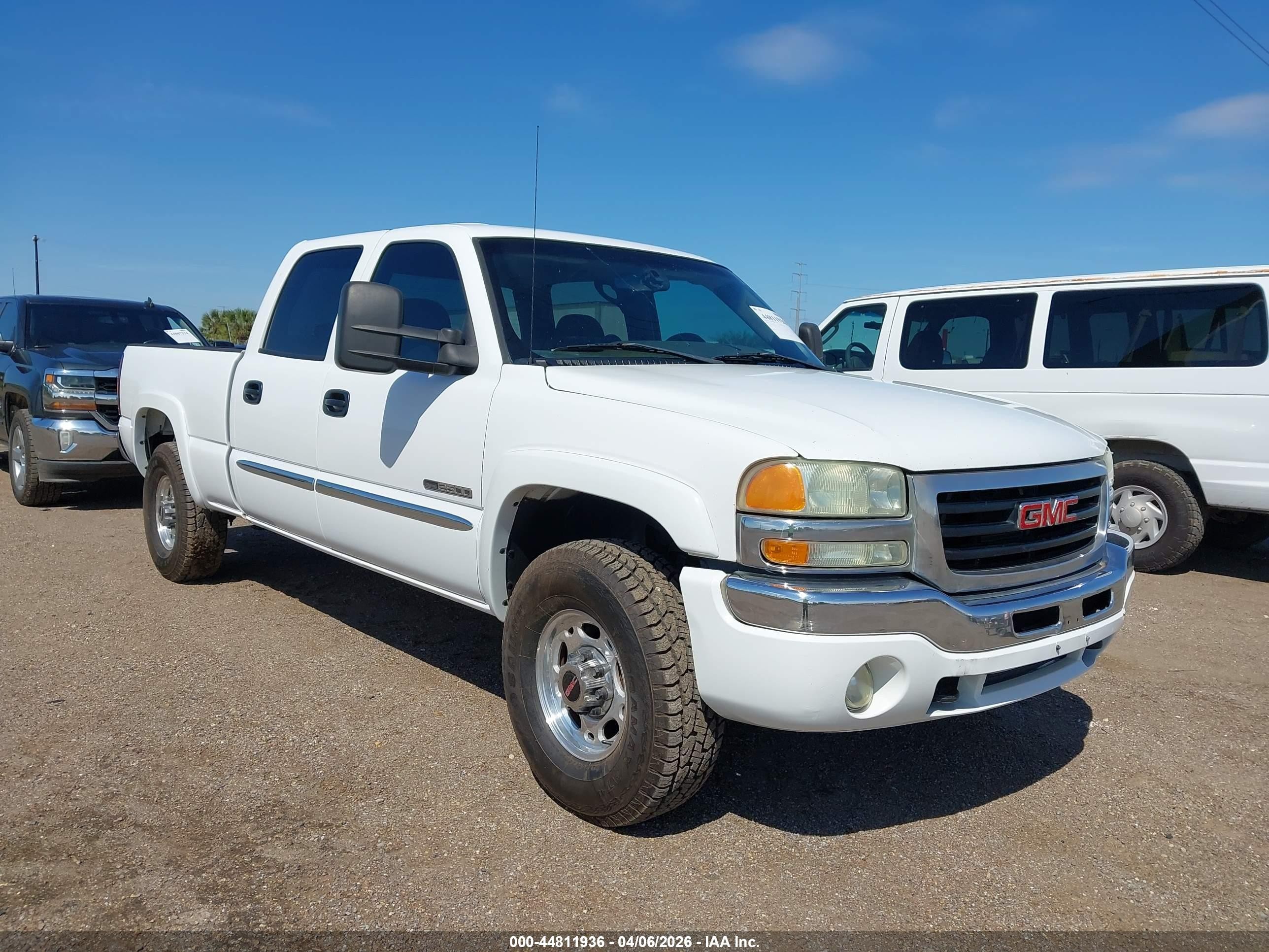 2004 GMC Sierra 2500 SLE, VIN 1GTGC23U34F165057 — Front end