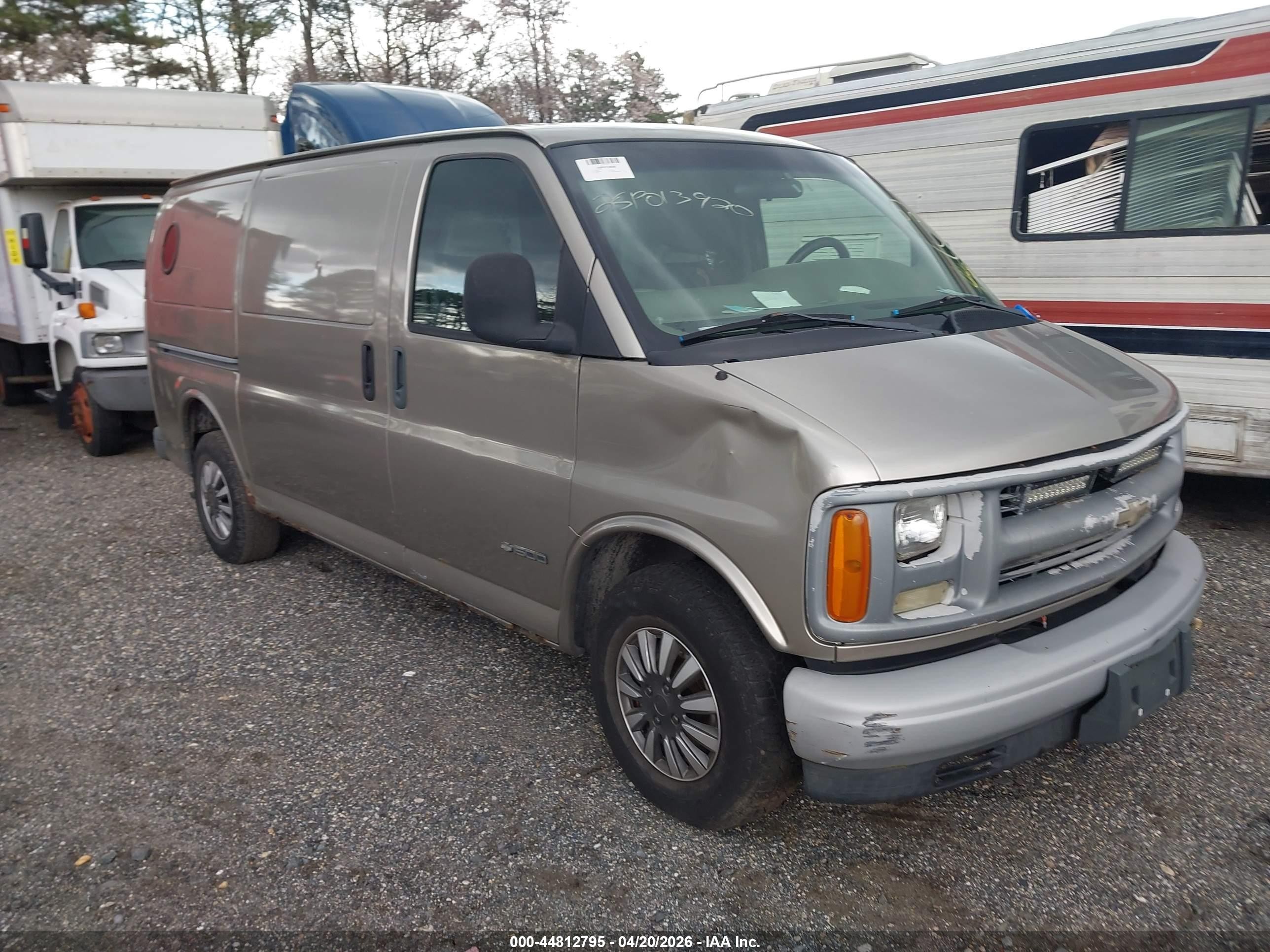 2001 Chevrolet Express, VIN 1GCFG15M911241297 — Side