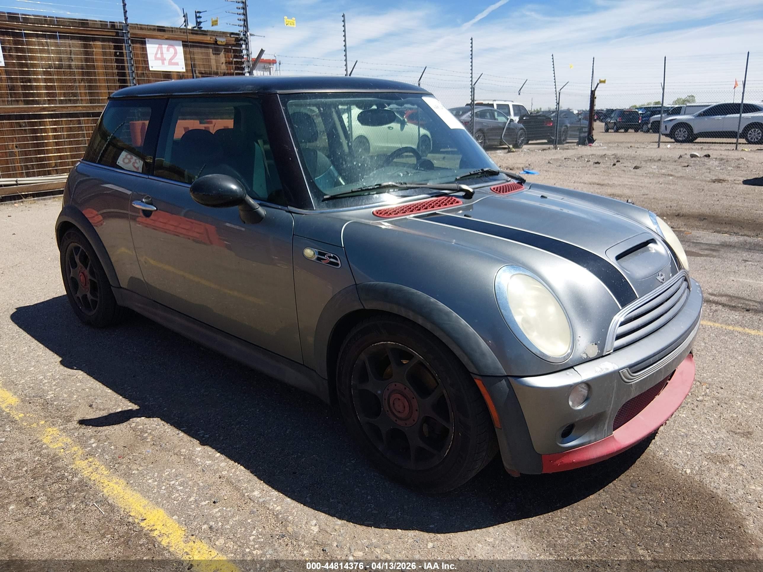 2002 MINI Hardtop S, VIN WMWRE334X2TD56451 — Бок