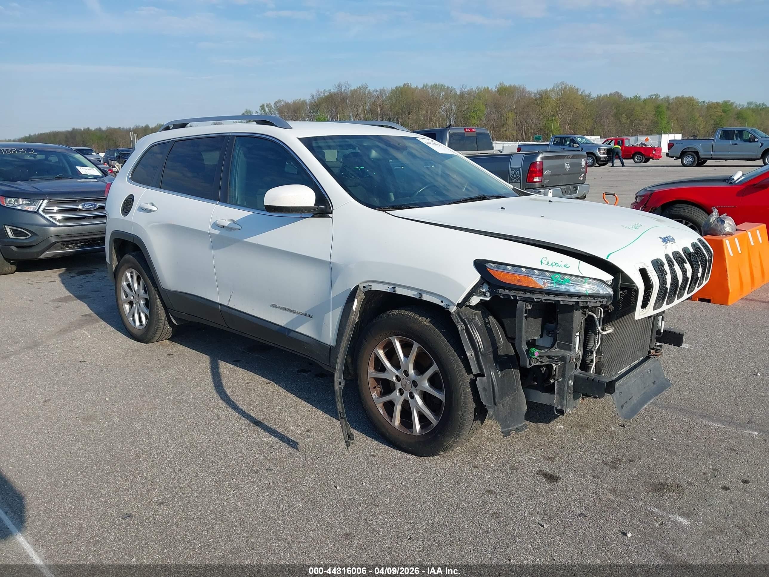 2015 Jeep Cherokee Latitude, VIN 1C4PJMCB3FW744178 — Перед