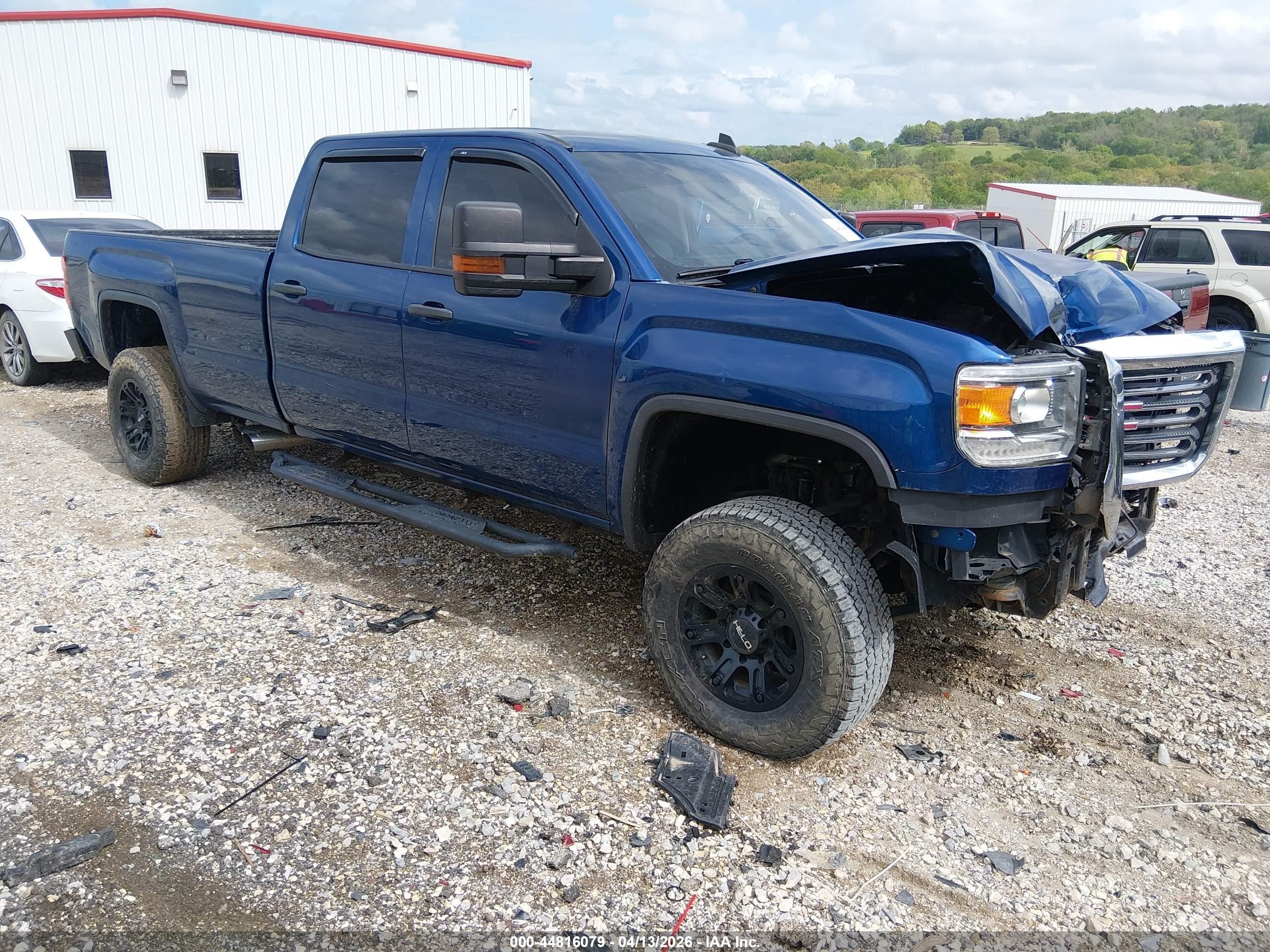 2017 GMC Sierra 2500HD, VIN 1GT12REG7HF221578 — Front end