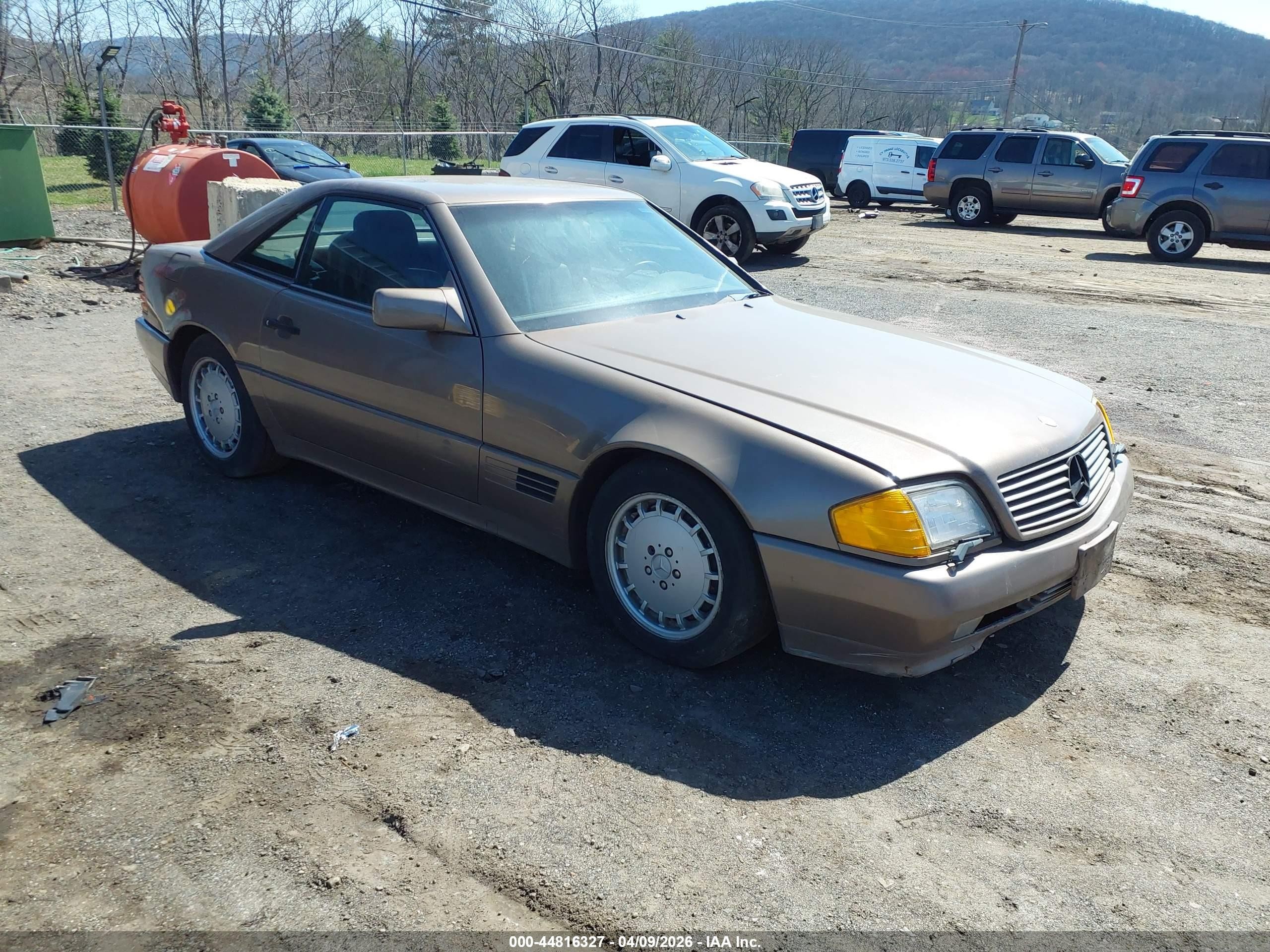 1990 Mercedes-Benz 500, VIN WDBFA66E6LF009721 — Normal wear