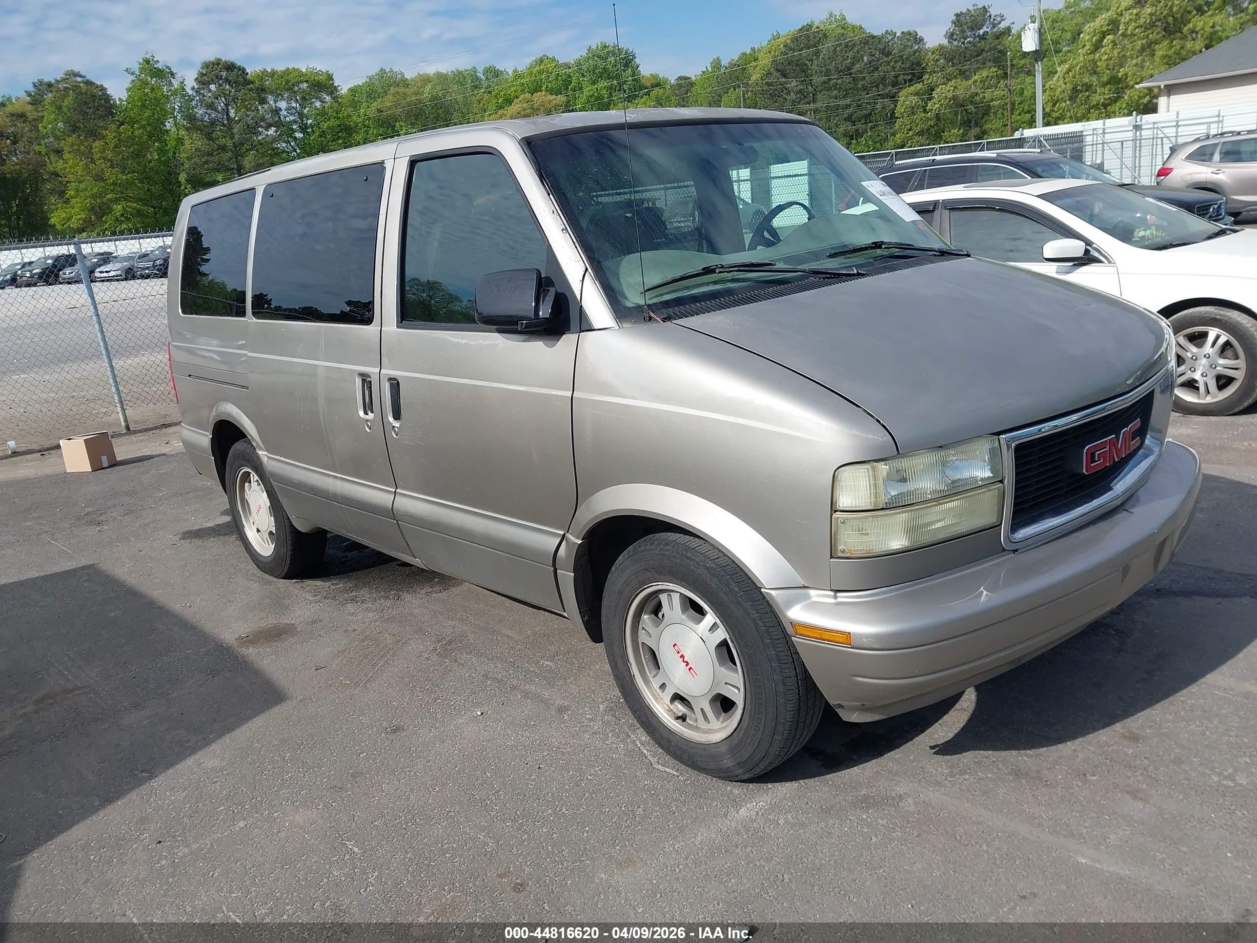 2005 GMC Safari, VIN 1GKDM19X95B503621 — Front end