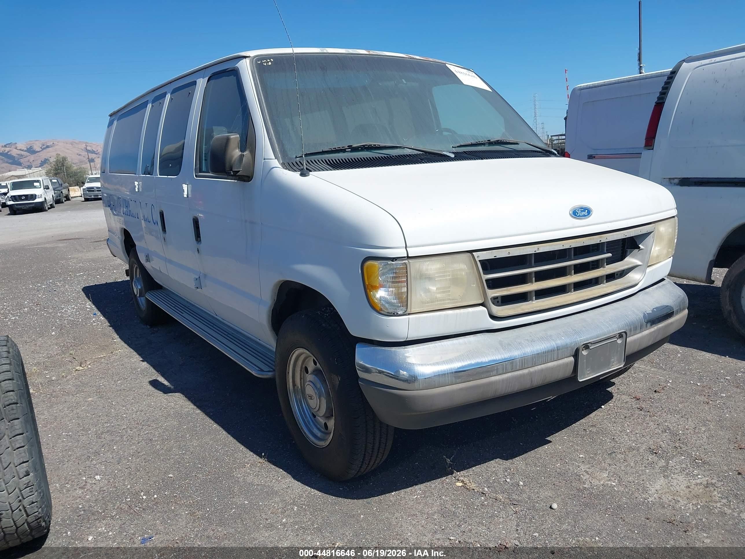 1996 Ford Econoline Wagon XL, VIN 1FBJS31H2THA91402 — Front end