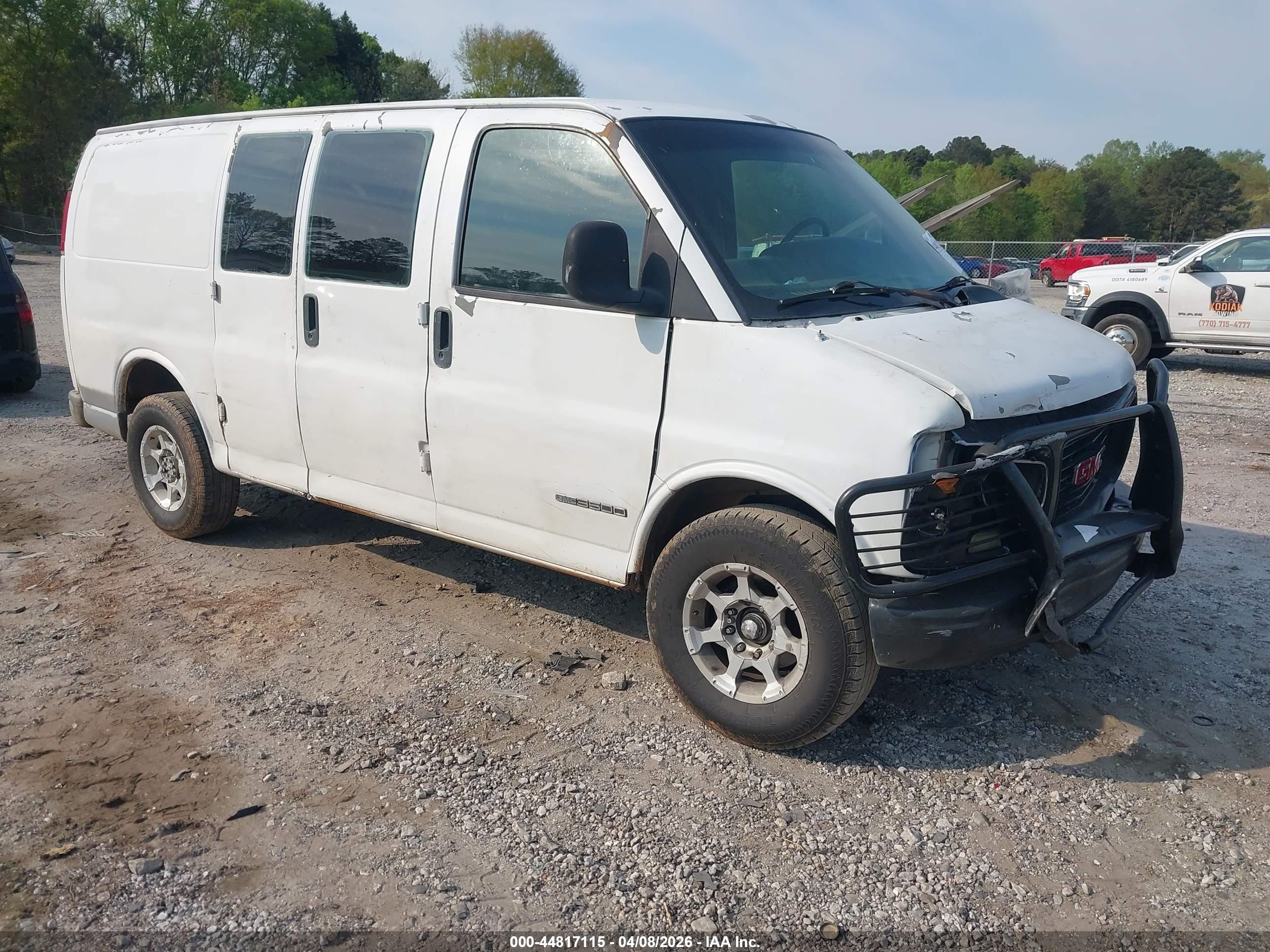 2002 GMC Savana, VIN 1GTHG35R321106690 — Front end