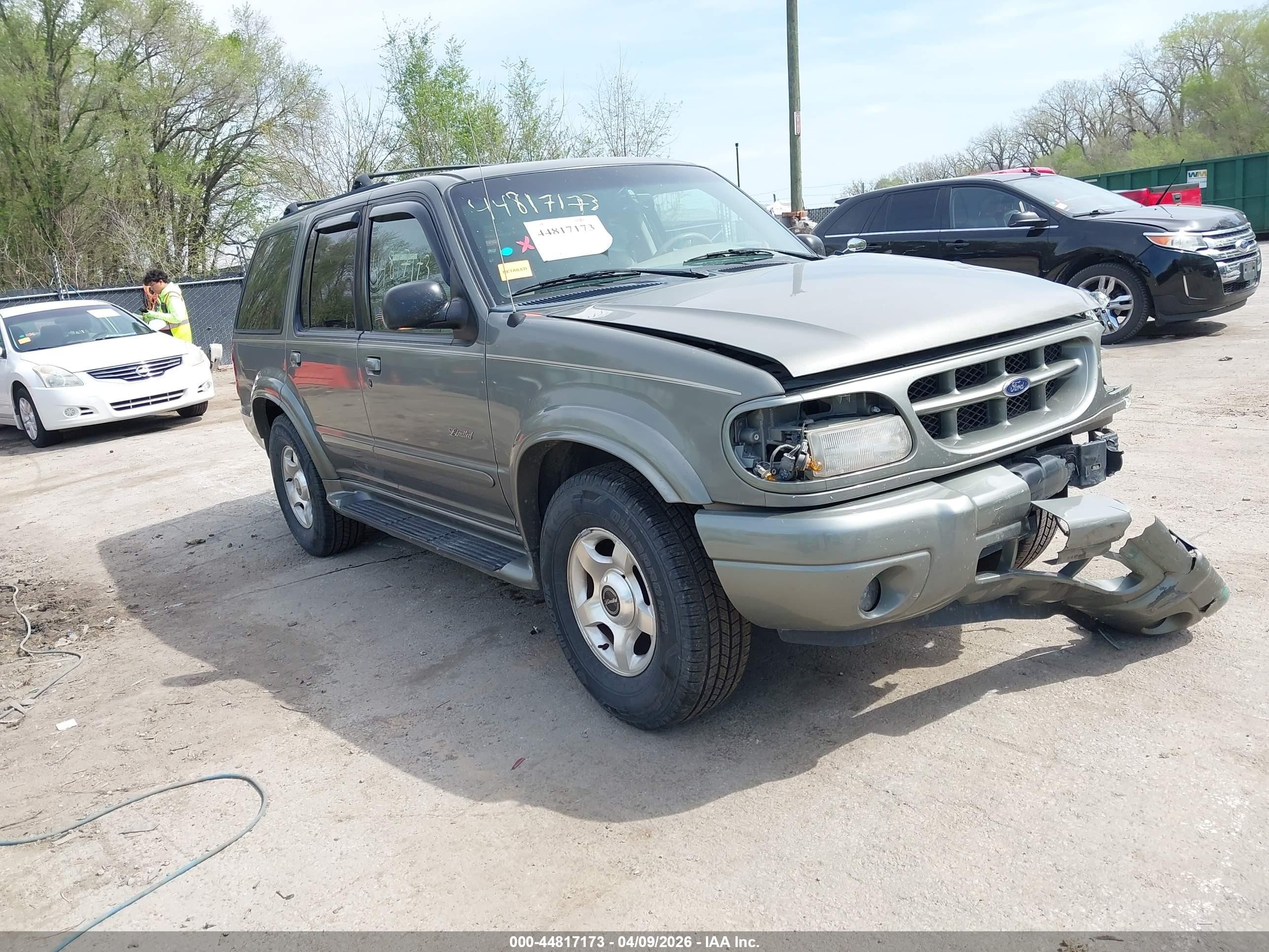 2000 Ford Explorer Limited, VIN 1FMZU75E6YZC08752 — Front end