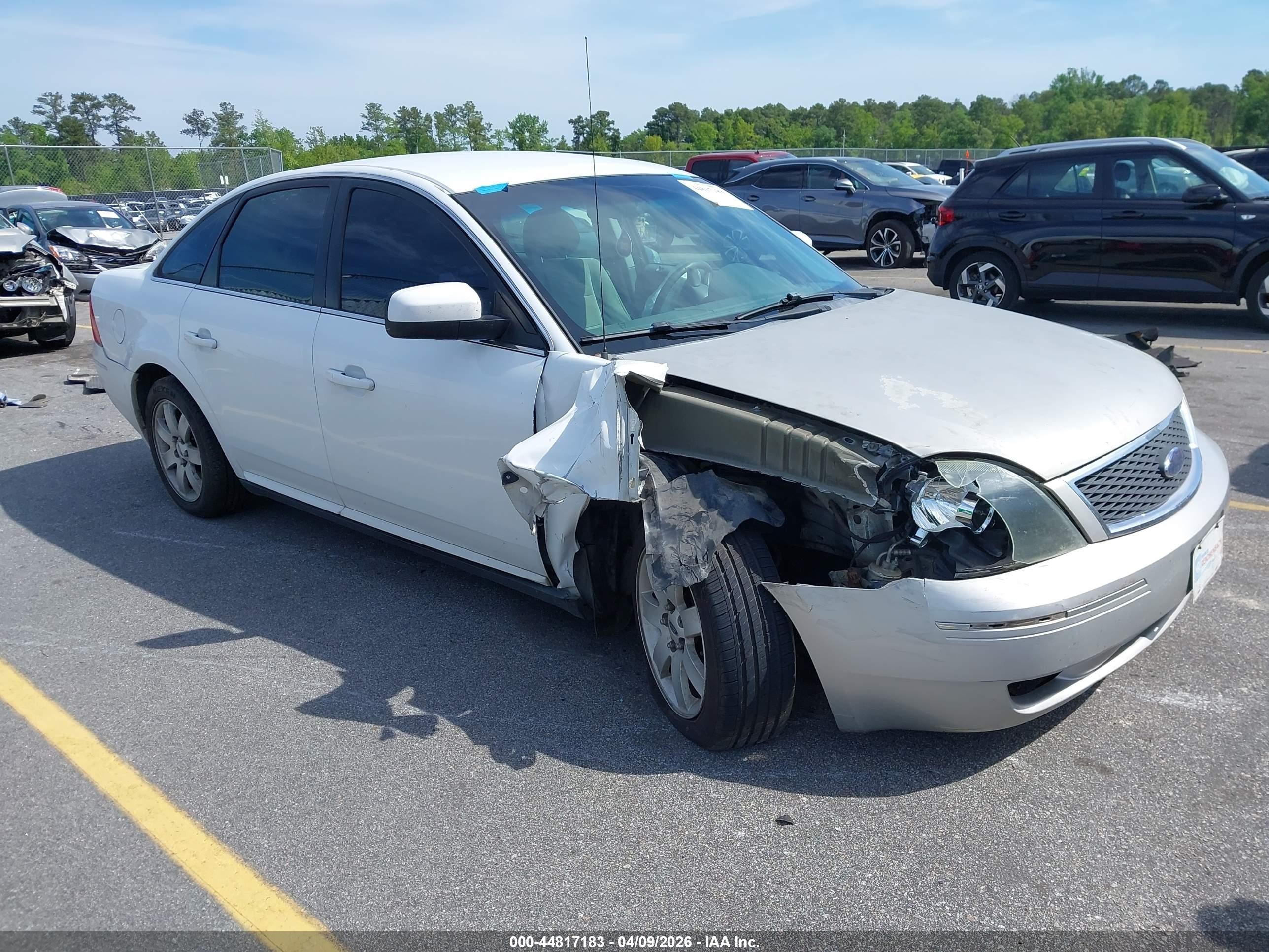 2007 Ford Five Hundred SEL, VIN 1FAHP24107G154325 — Front end