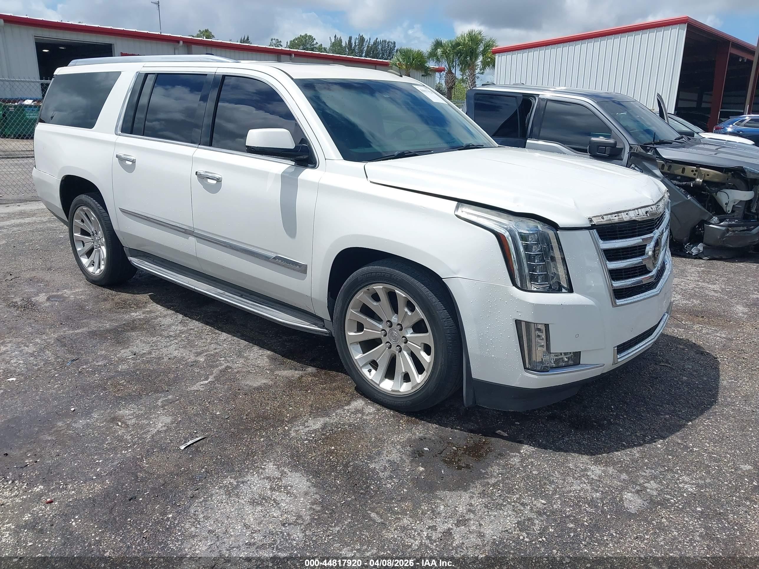 2015 Cadillac Escalade ESV Premium, VIN 1GYS4JKJ1FR213482 — Front end